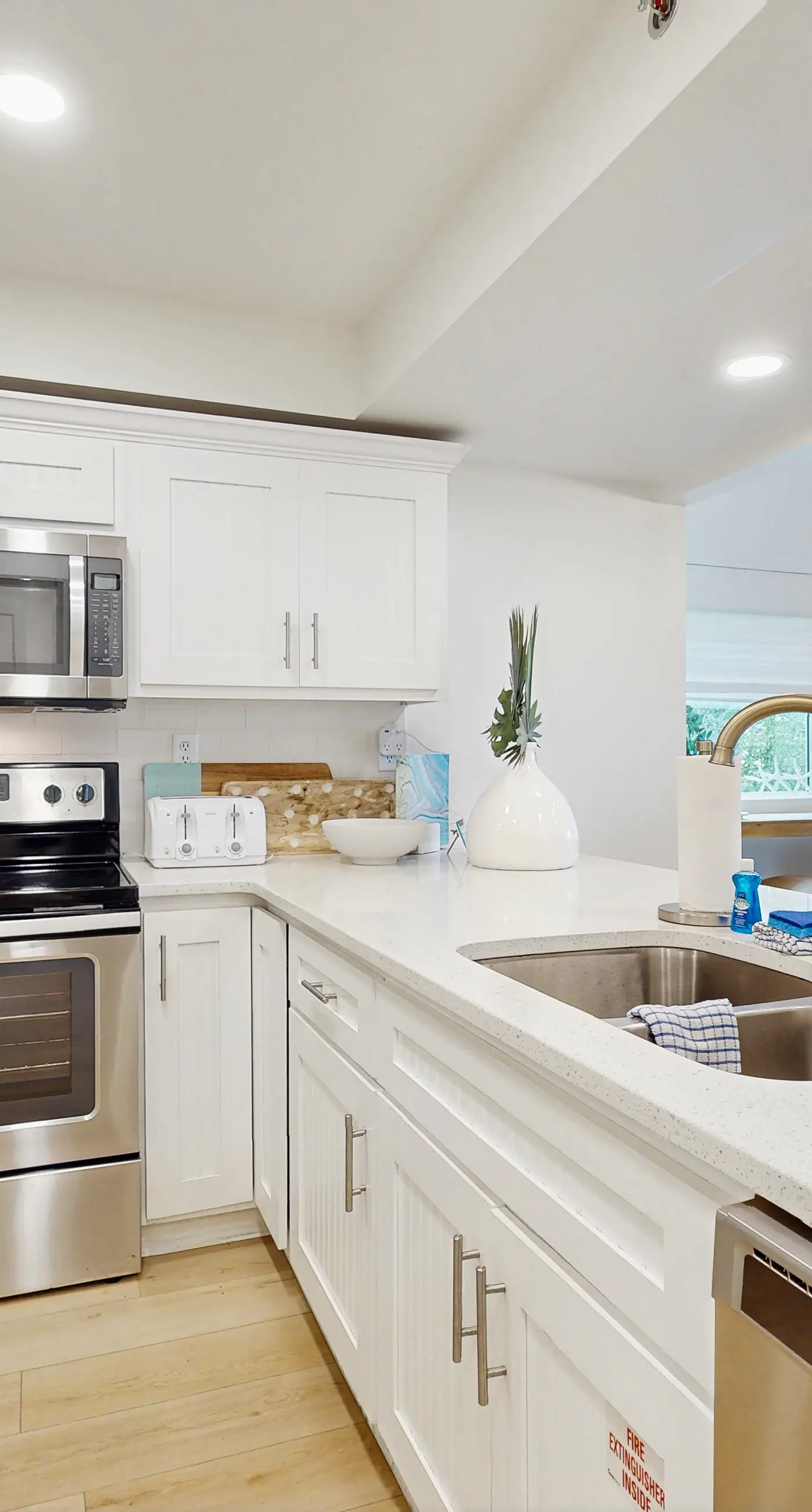 2nd-floor condo with beach access, pool, tennis, pickleball, hot tub, balcony