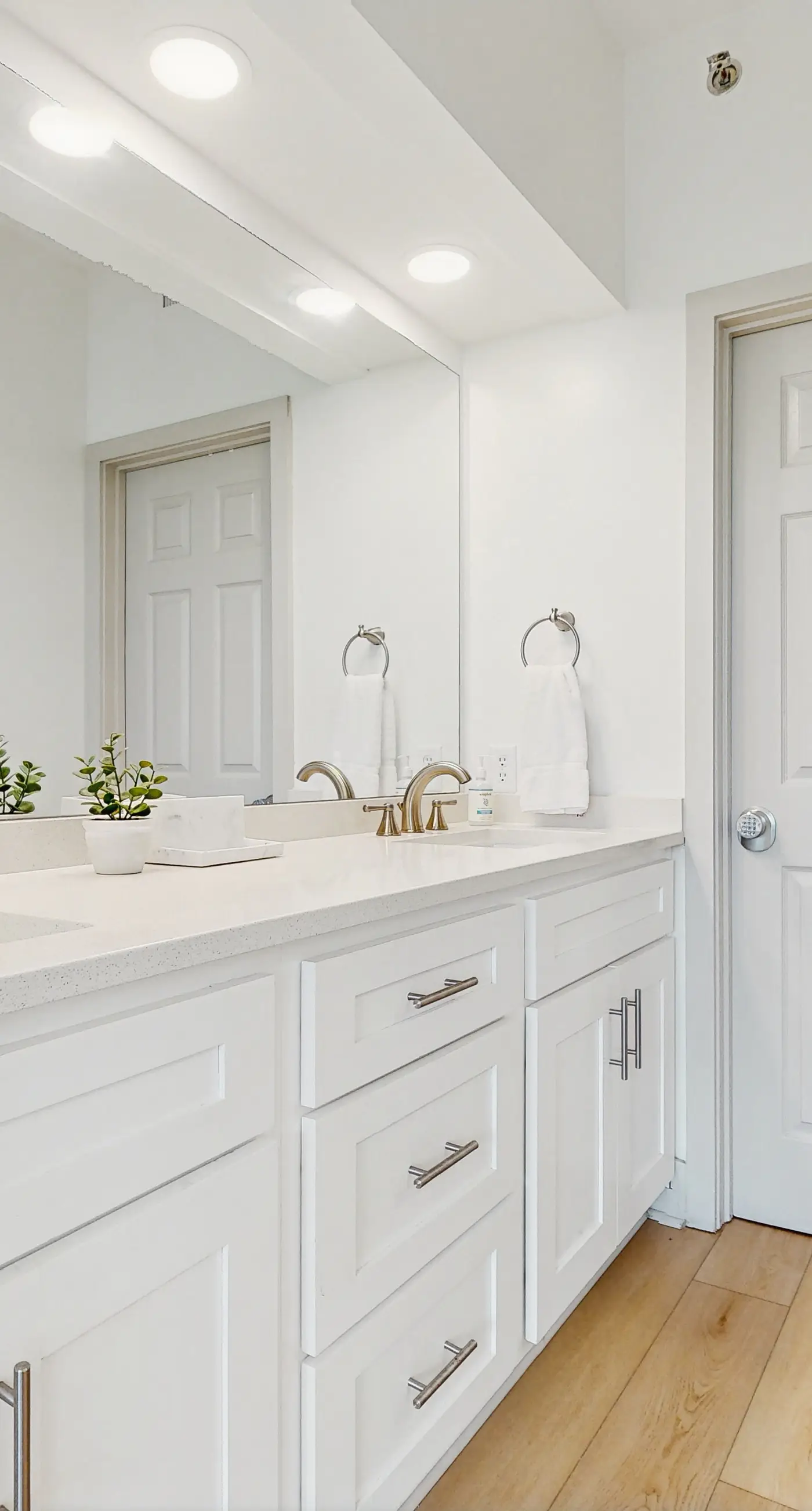 2nd-floor condo with beach access, pool, tennis, pickleball, hot tub, balcony