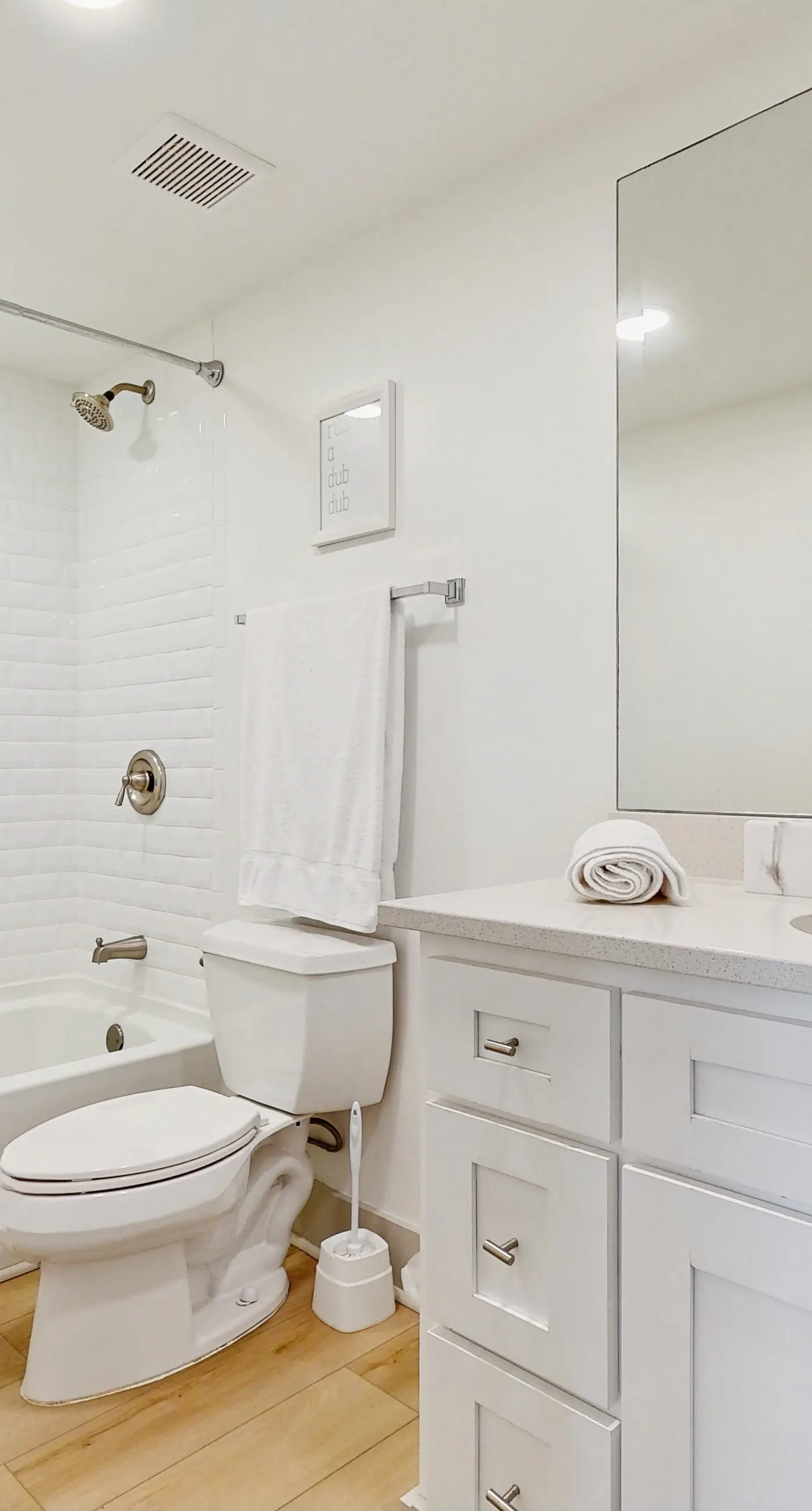 2nd-floor condo with beach access, pool, tennis, pickleball, hot tub, balcony