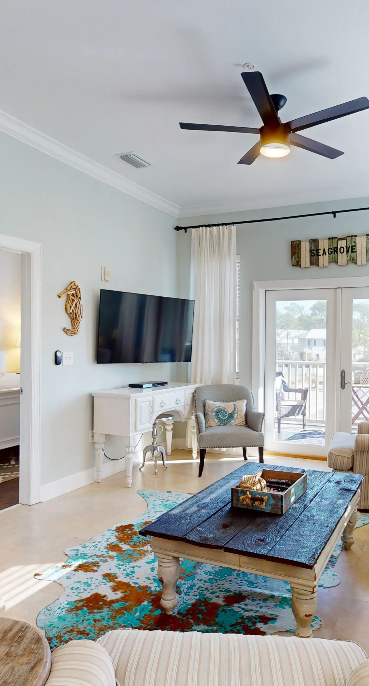 Dream escape with beach access, pool, bikes screened patio & W/D