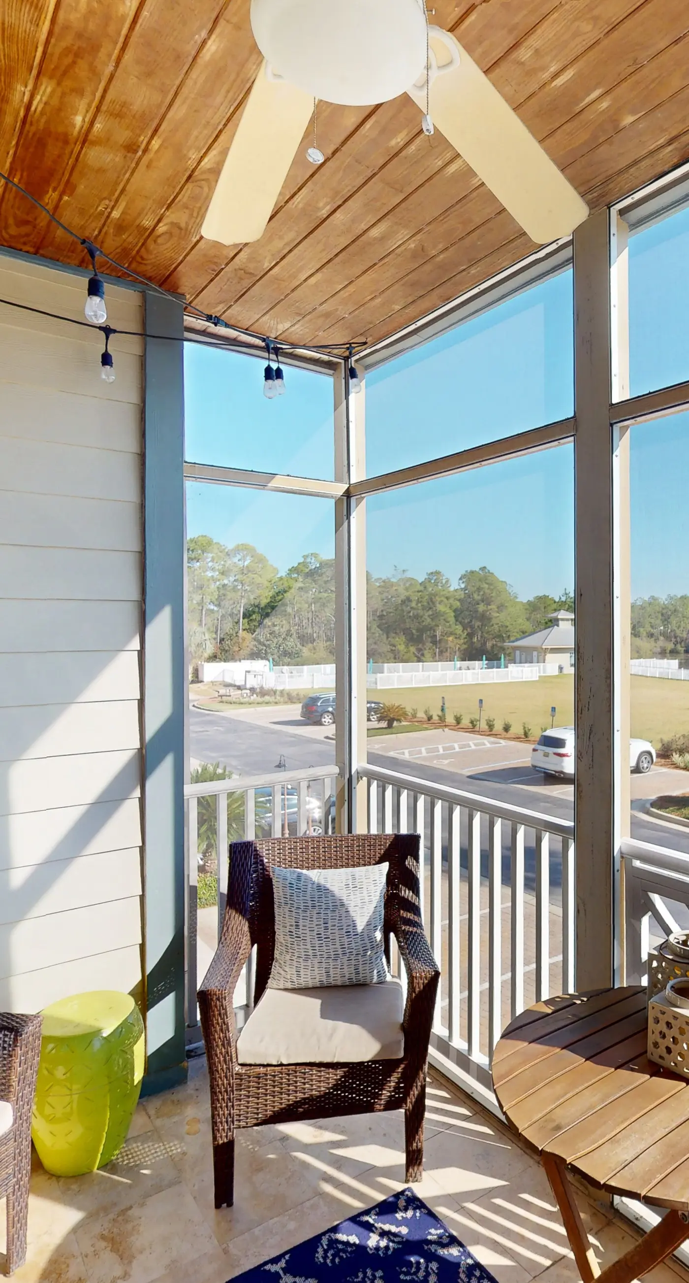 Dream escape with beach access, pool, bikes screened patio & W/D