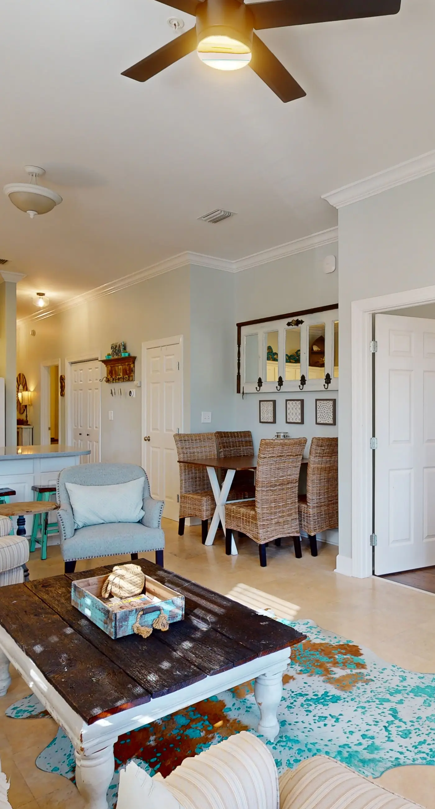 Dream escape with beach access, pool, bikes screened patio & W/D