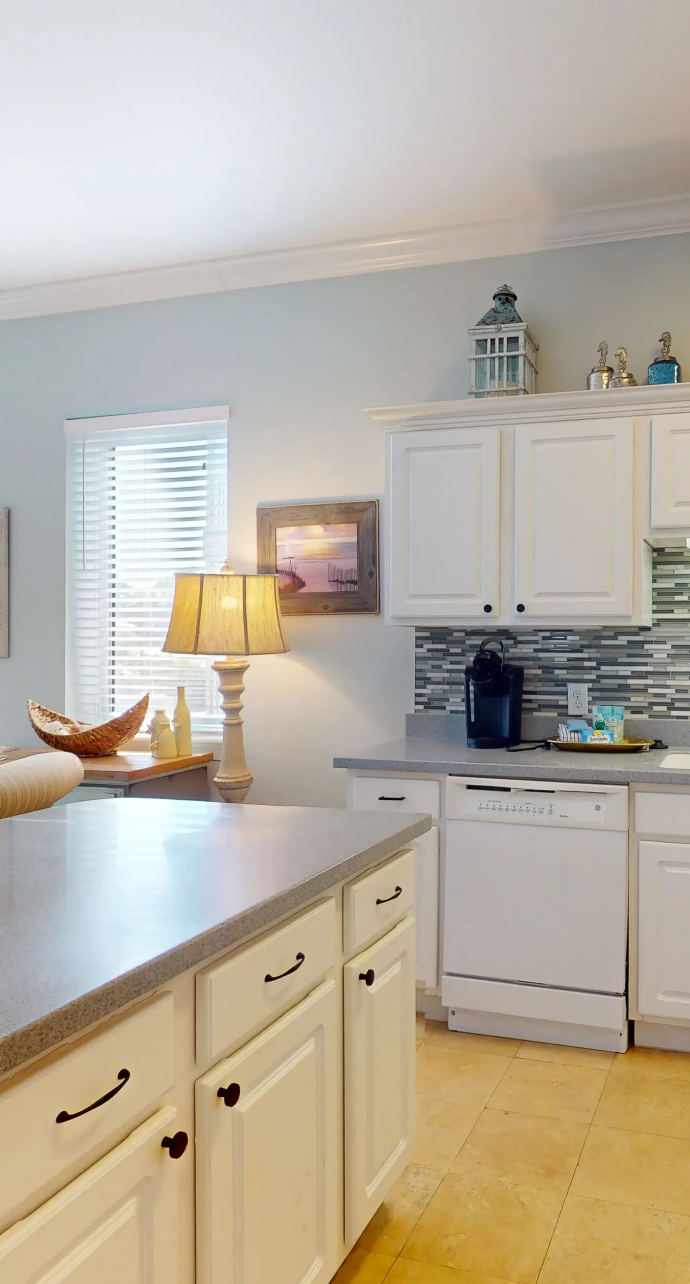 Dream escape with beach access, pool, bikes screened patio & W/D