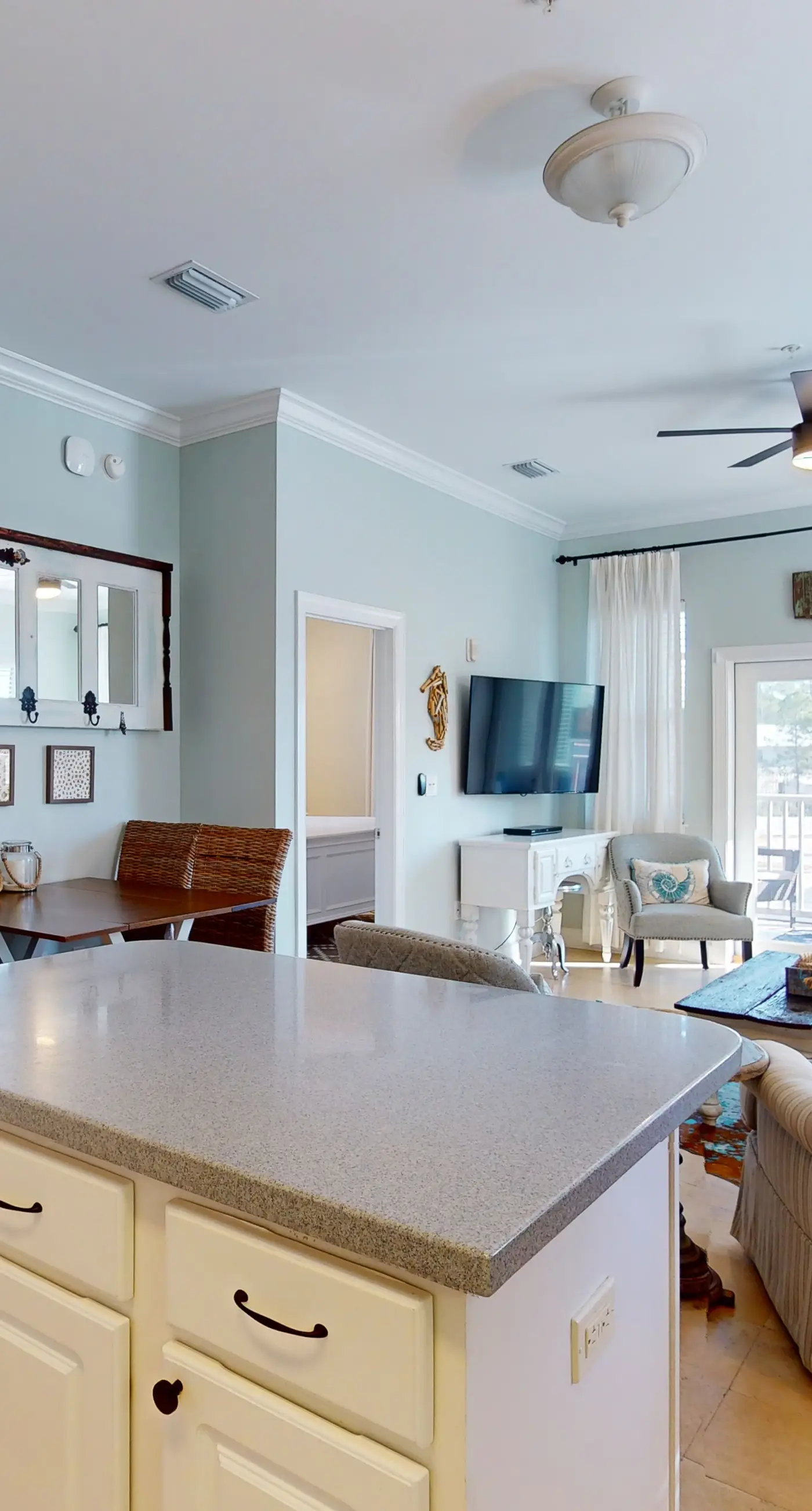 Dream escape with beach access, pool, bikes screened patio & W/D