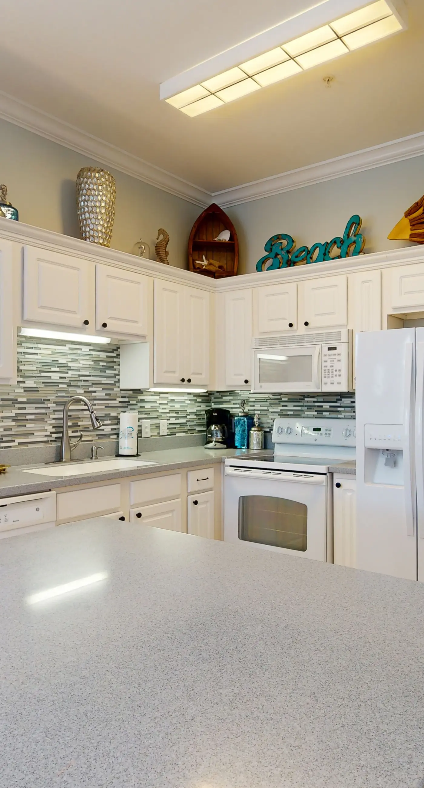 Dream escape with beach access, pool, bikes screened patio & W/D