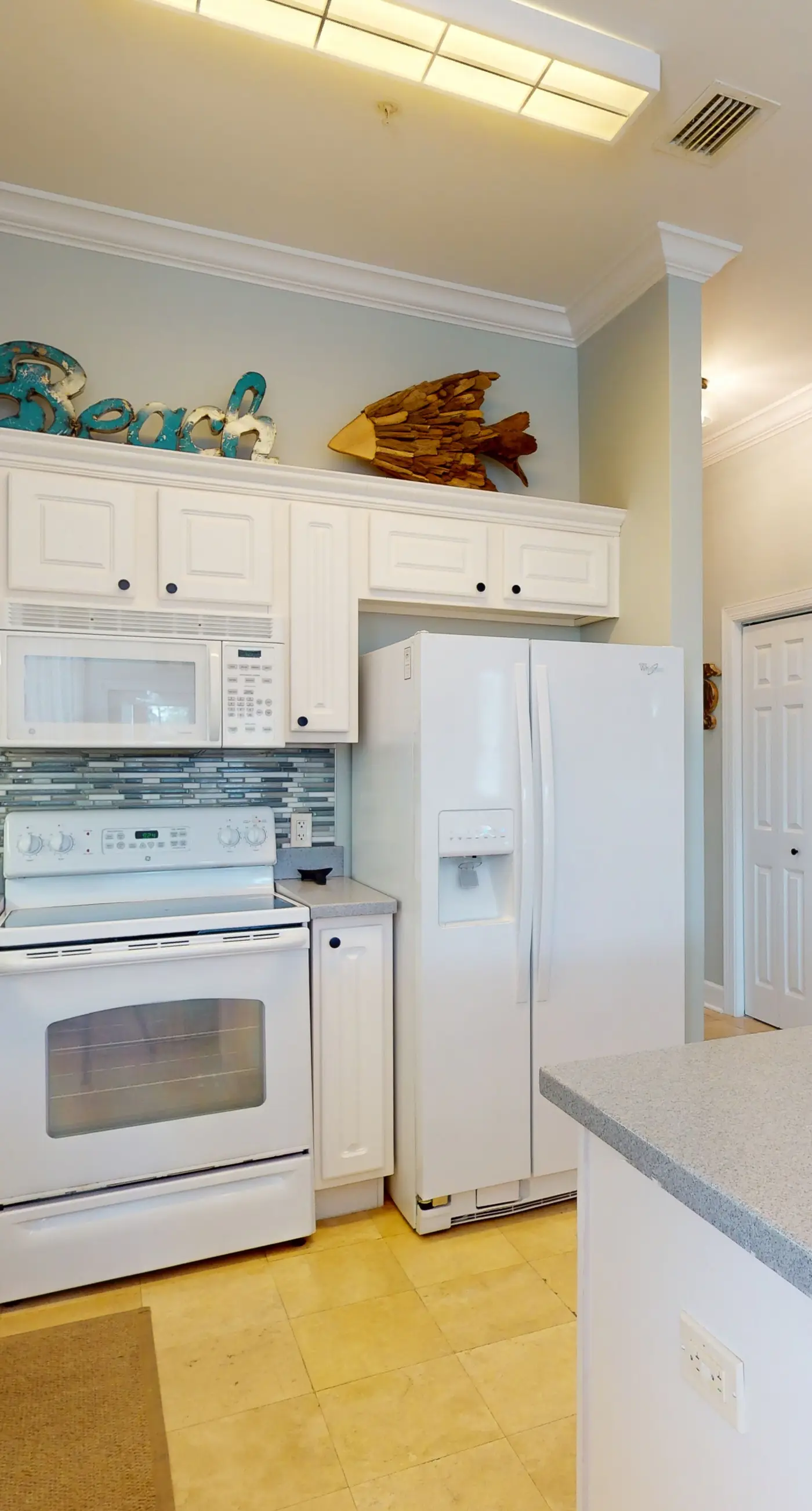 Dream escape with beach access, pool, bikes screened patio & W/D