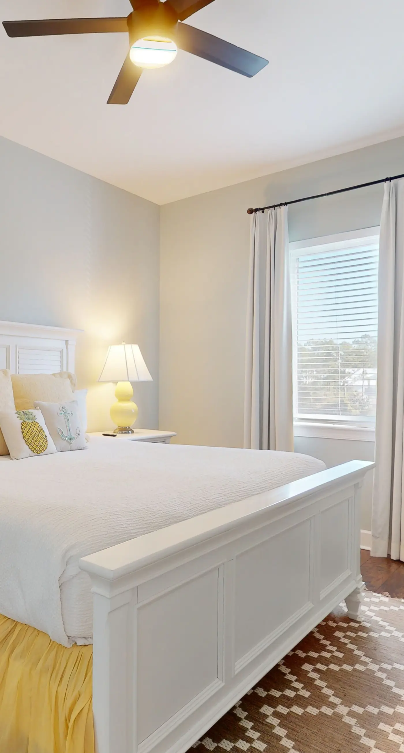 Dream escape with beach access, pool, bikes screened patio & W/D