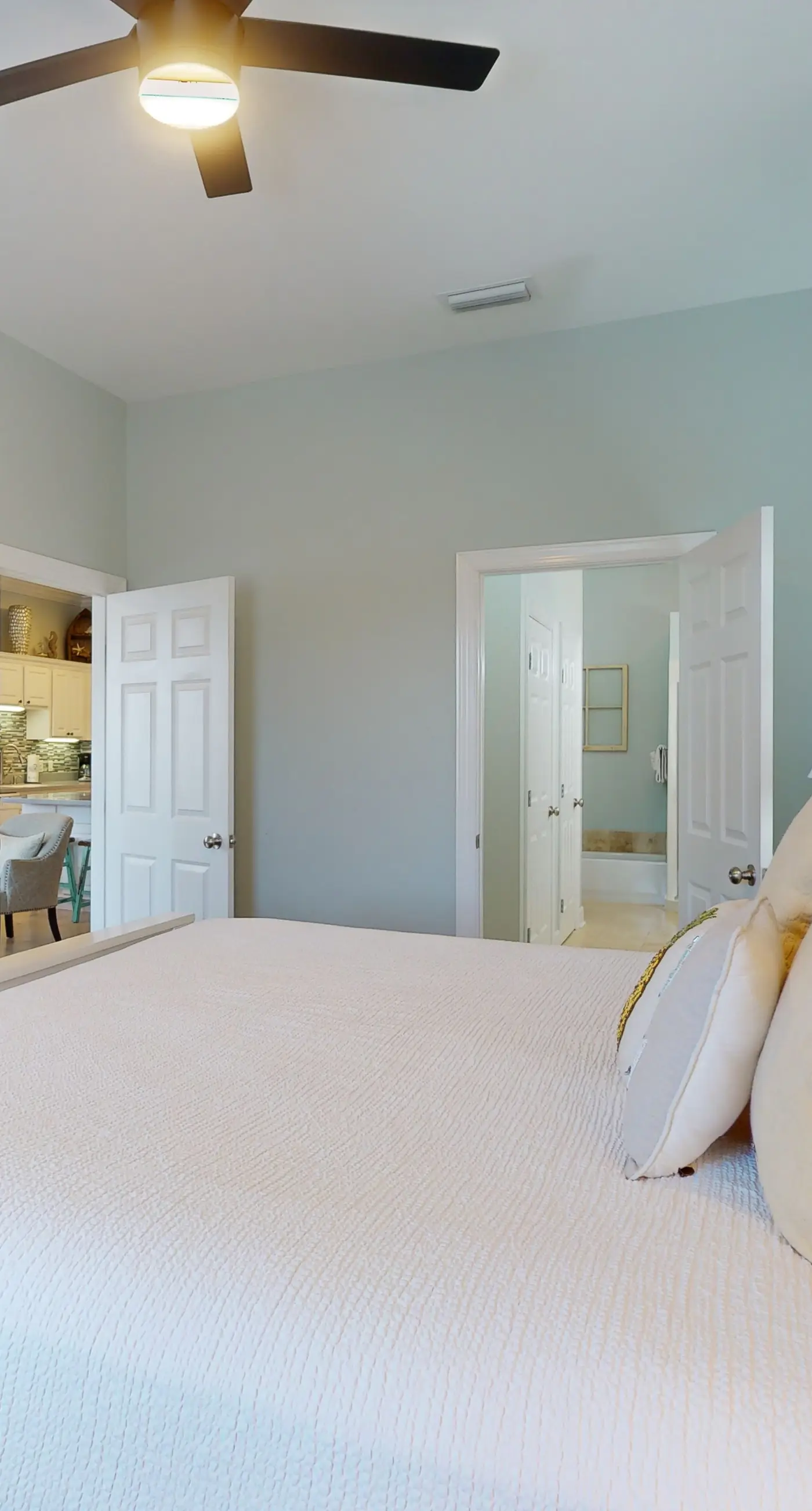 Dream escape with beach access, pool, bikes screened patio & W/D