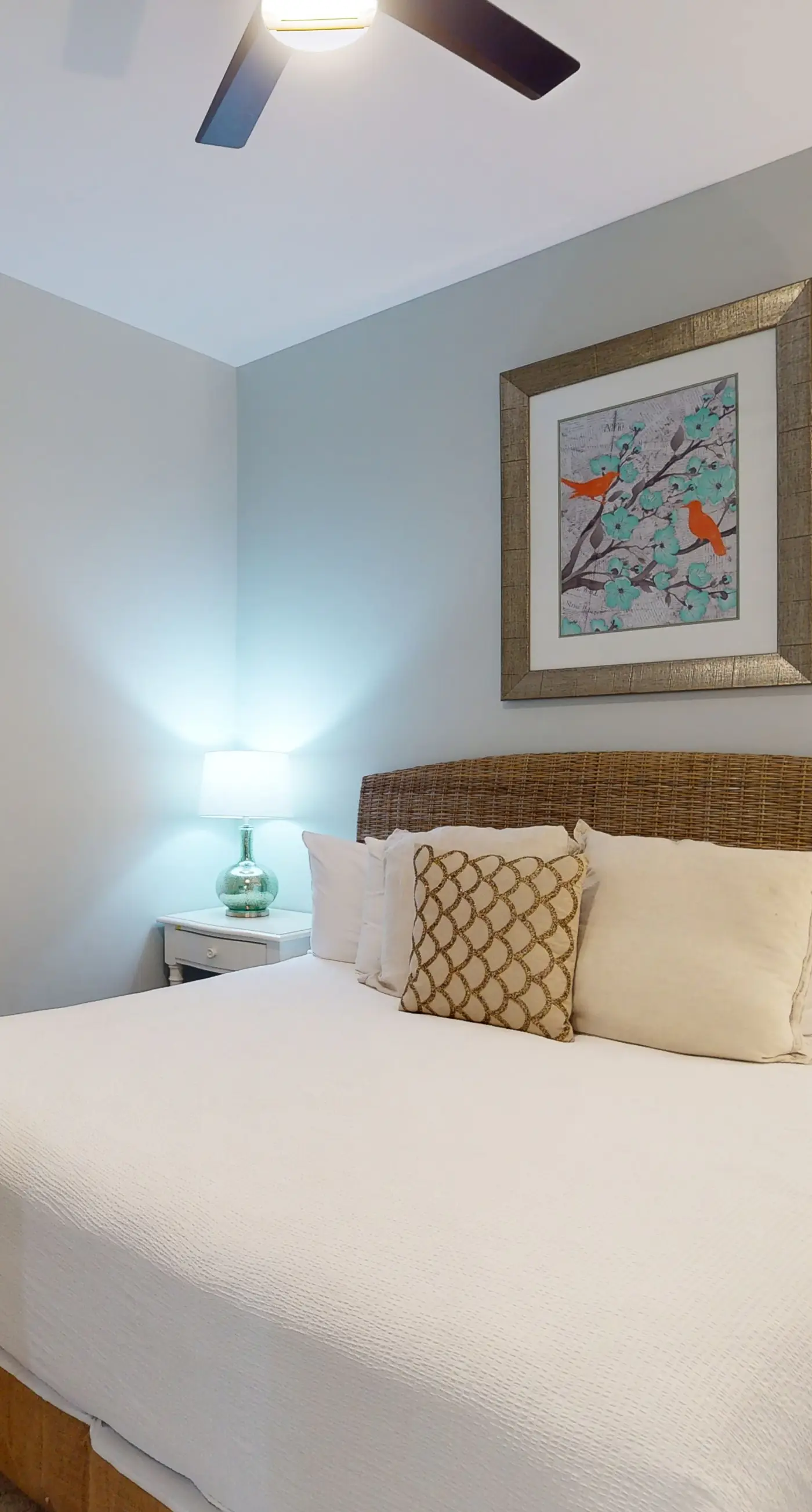 Dream escape with beach access, pool, bikes screened patio & W/D