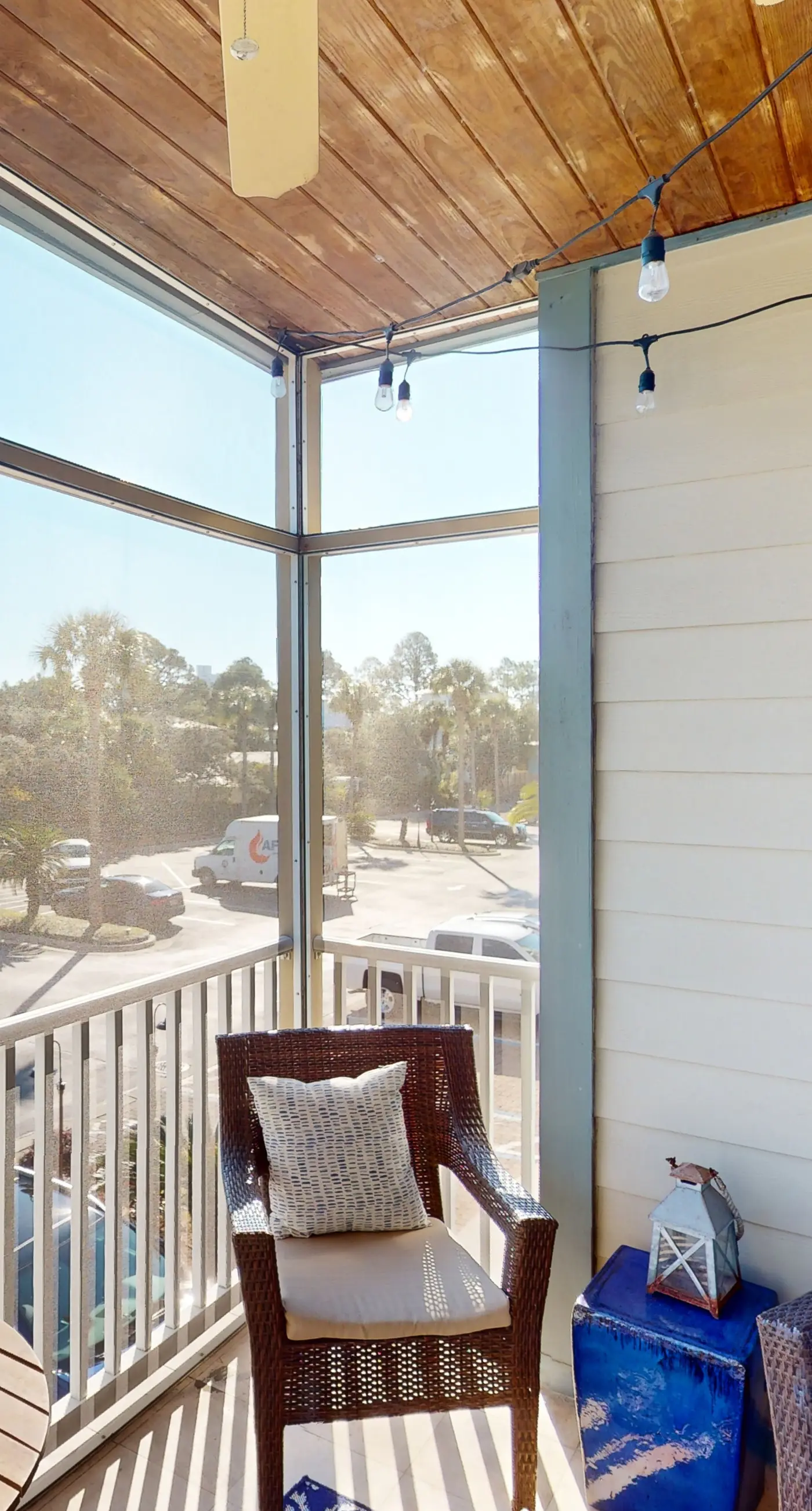 Dream escape with beach access, pool, bikes screened patio & W/D
