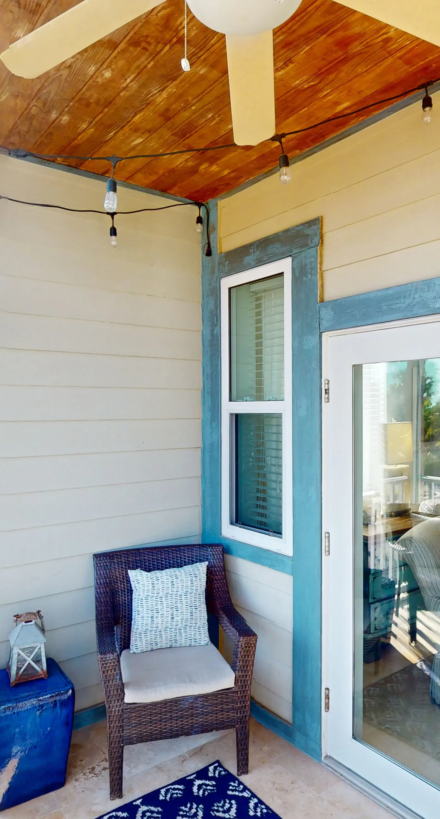 Dream escape with beach access, pool, bikes screened patio & W/D