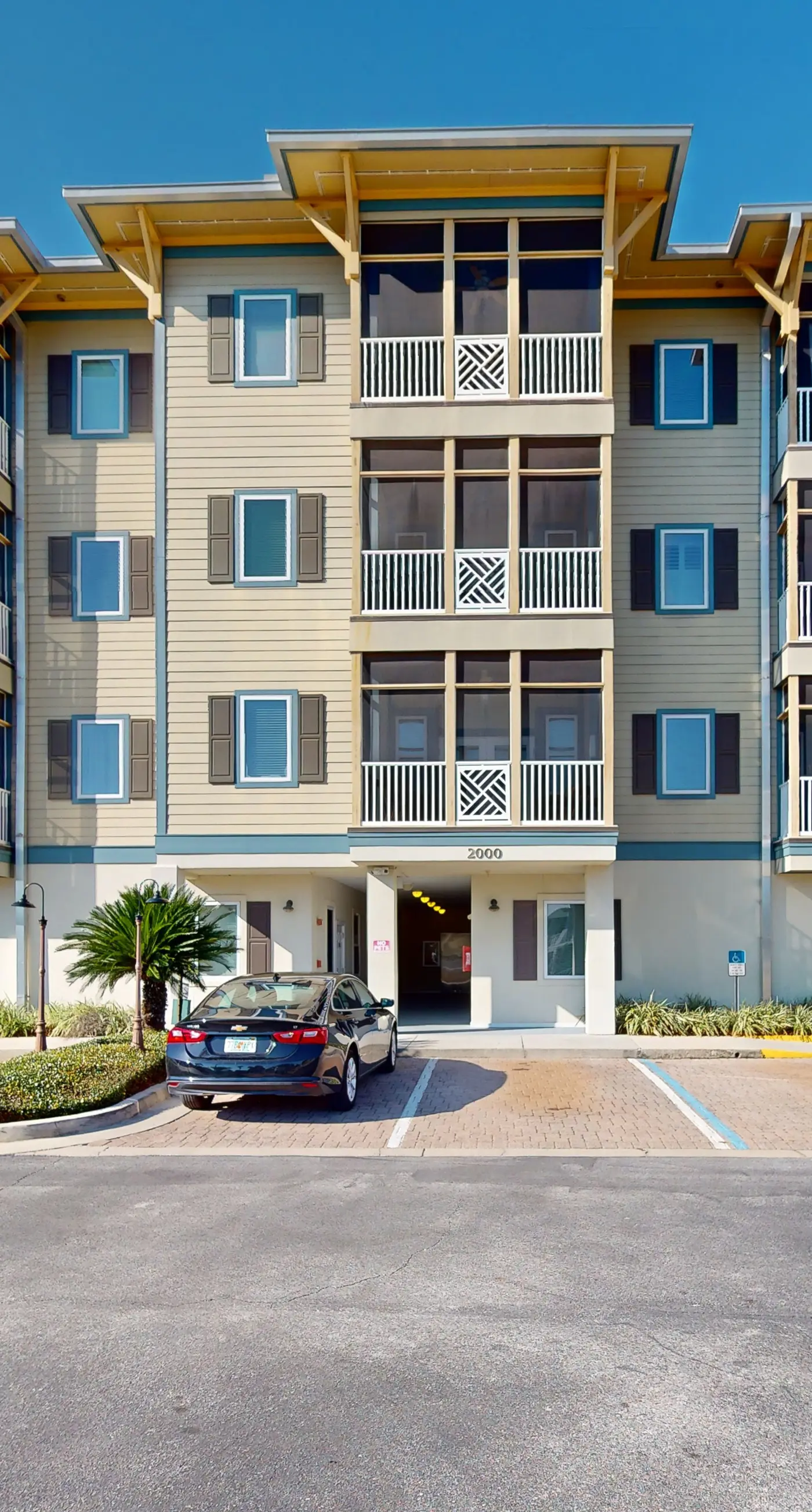 Dream escape with beach access, pool, bikes screened patio & W/D