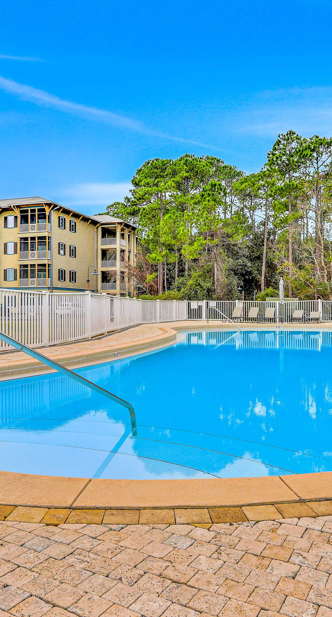Dream escape with beach access, pool, bikes screened patio & W/D