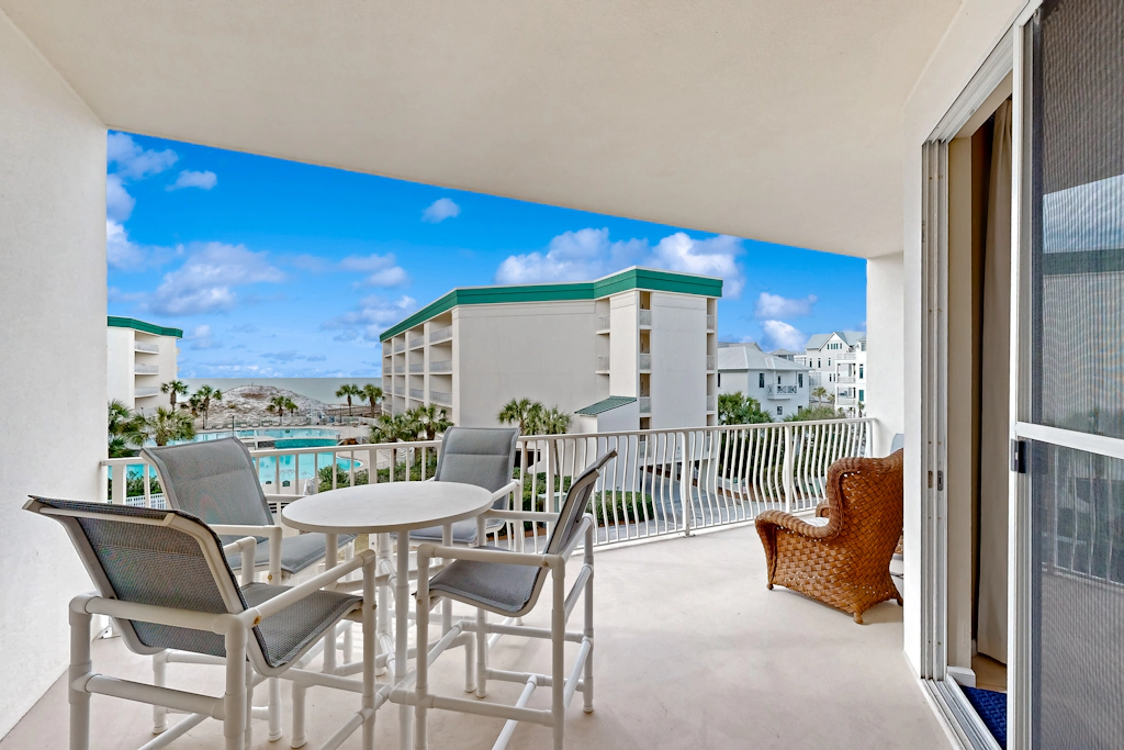 Beach-view condo with outdoor pool, hot tub, sauna, tennis, BBQ, & beach access