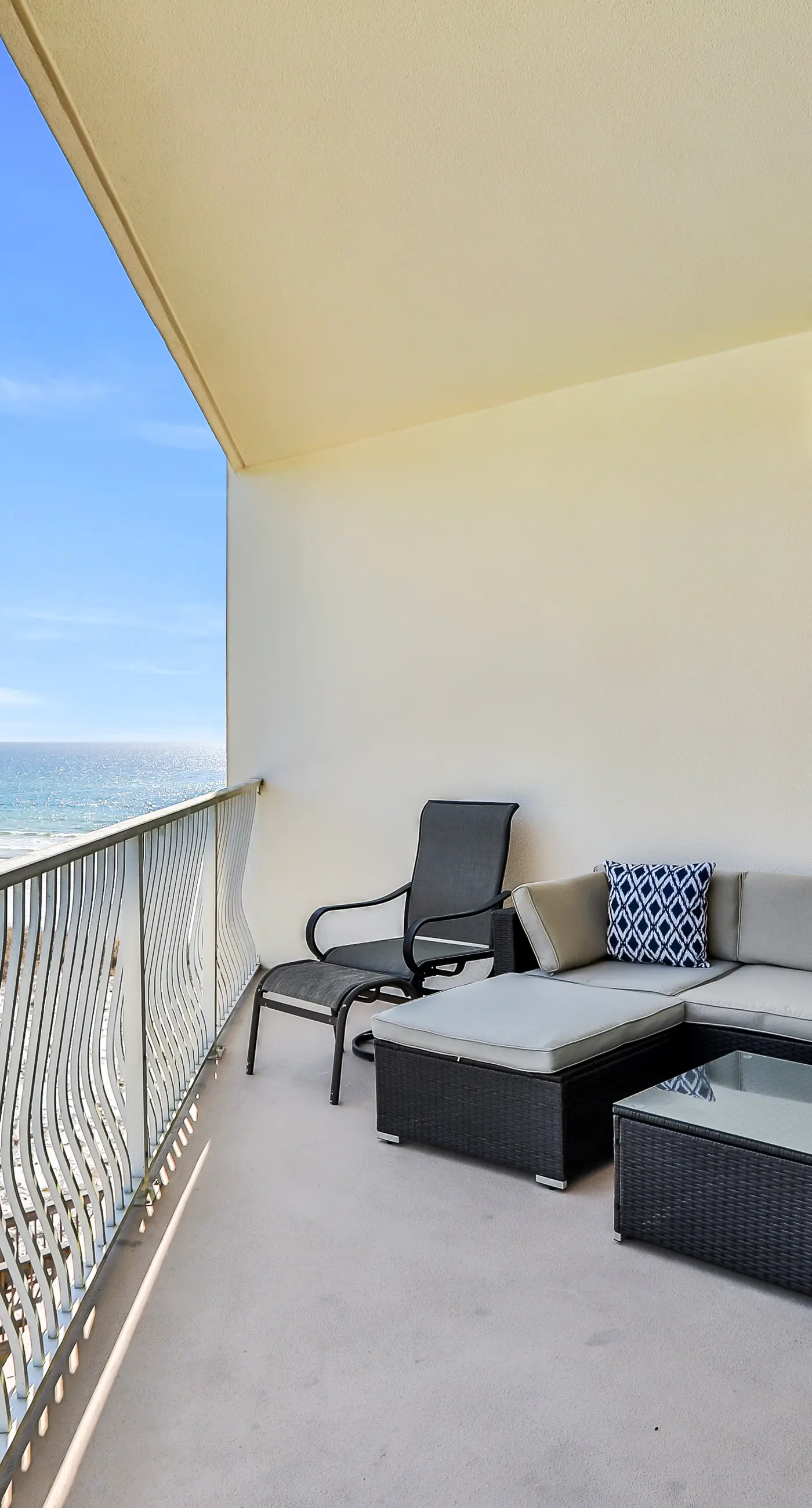 Oceanfront condo with pool, hot tub, sauna, gym, bikes, tennis - lovely balcony