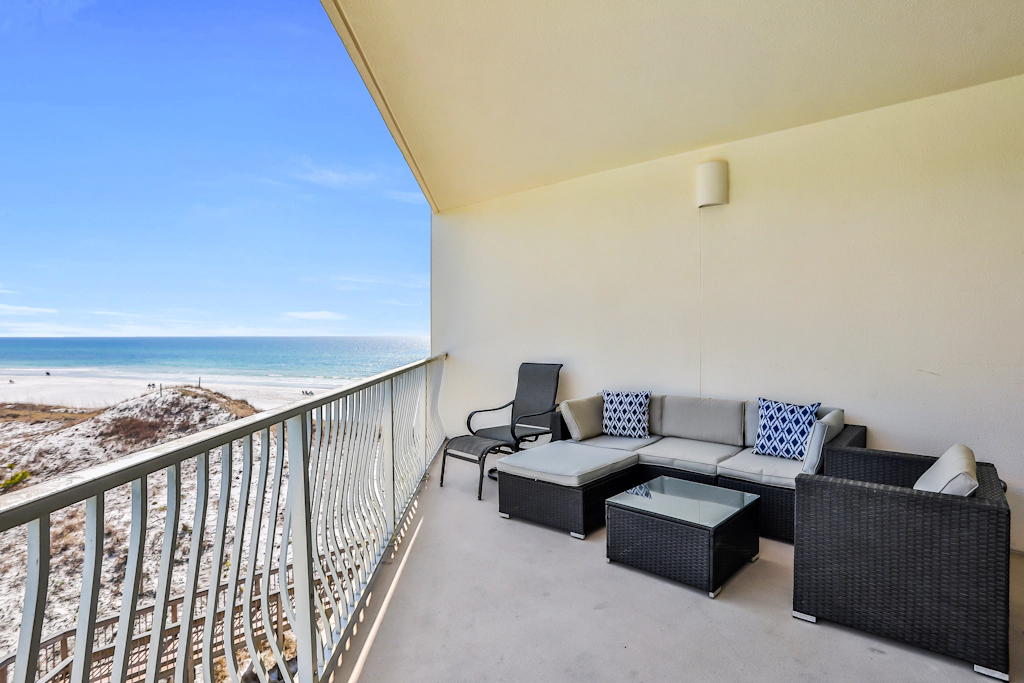 Oceanfront condo with pool, hot tub, sauna, gym, bikes, tennis - lovely balcony
