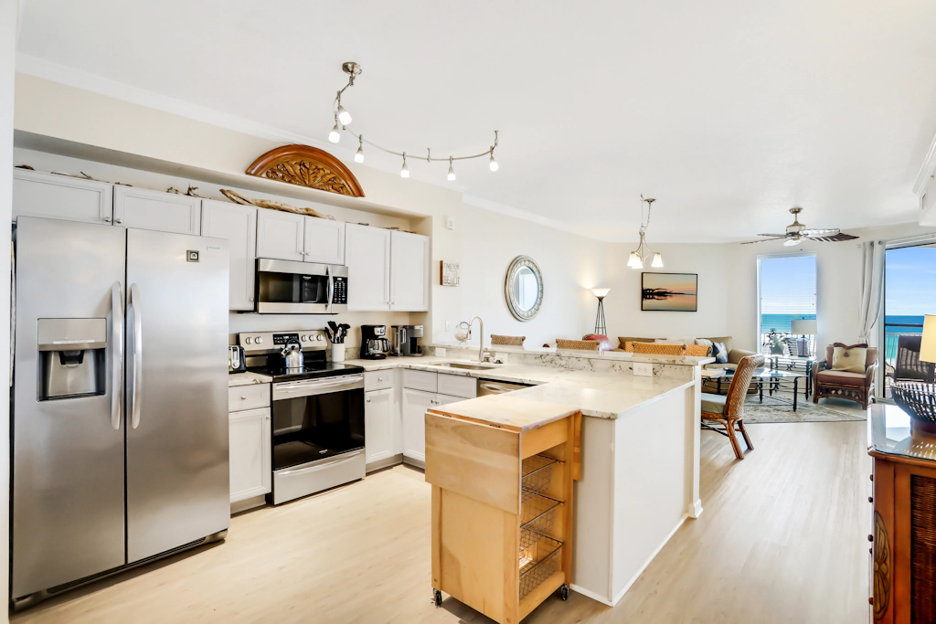Oceanfront condo with pool, hot tub, sauna, gym, bikes, tennis - lovely balcony