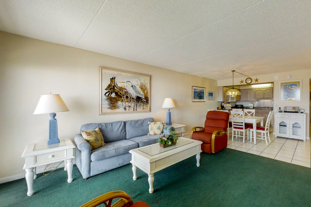 Island Echos 3M. Great beachfront condo with pool & tennis - quick drive to dining