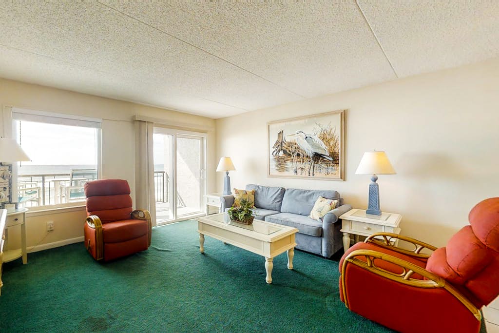 Island Echos 3M. Great beachfront condo with pool & tennis - quick drive to dining