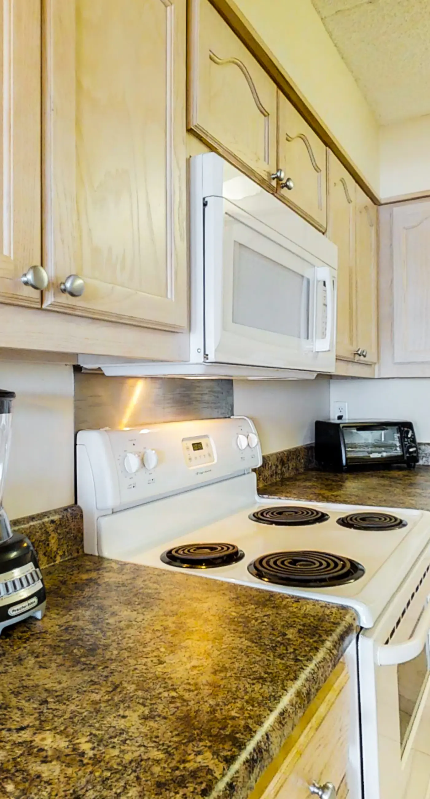 Island Echos 3M. Great beachfront condo with pool & tennis - quick drive to dining