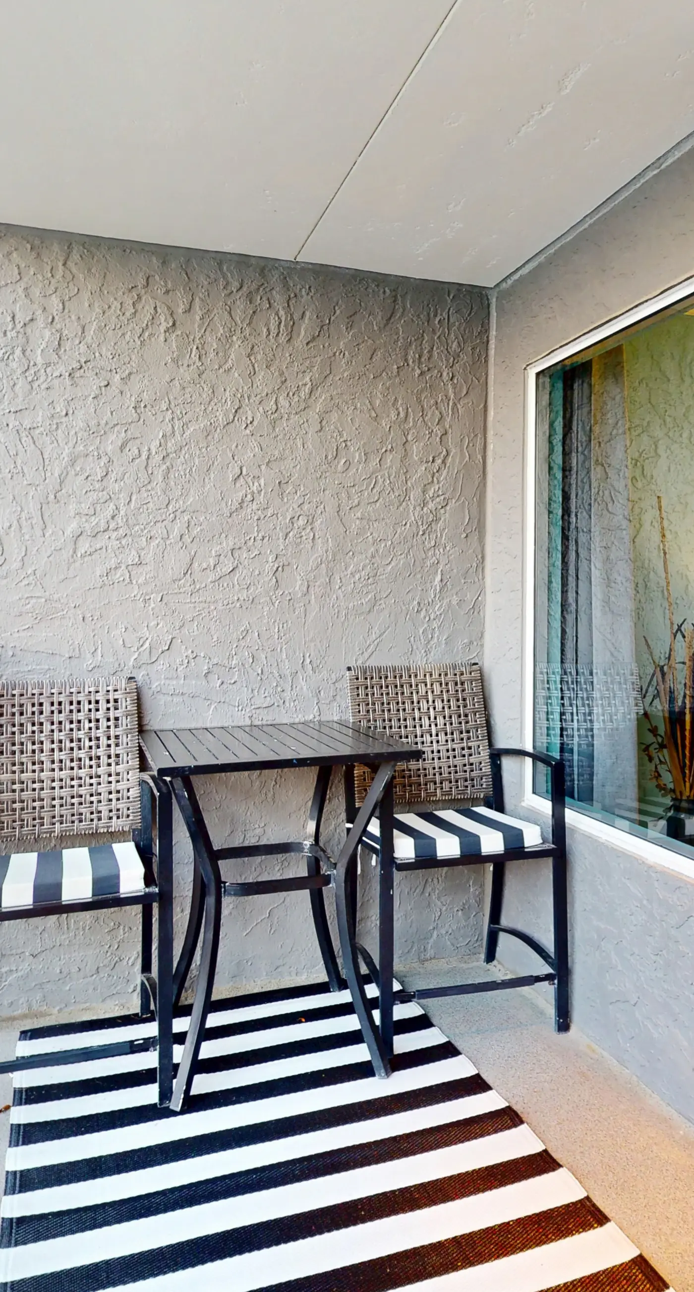 Island Echos 1L. Updated, first-floor, open, airy condo with great views - close to dining