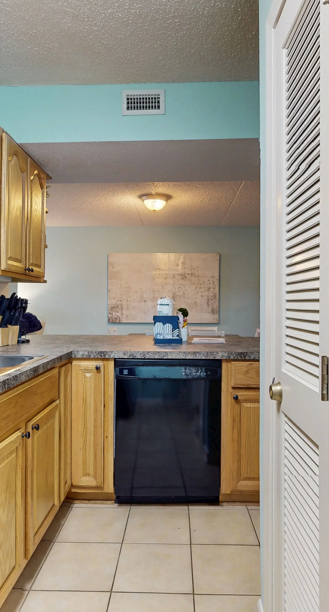 Island Echos 1L. Updated, first-floor, open, airy condo with great views - close to dining