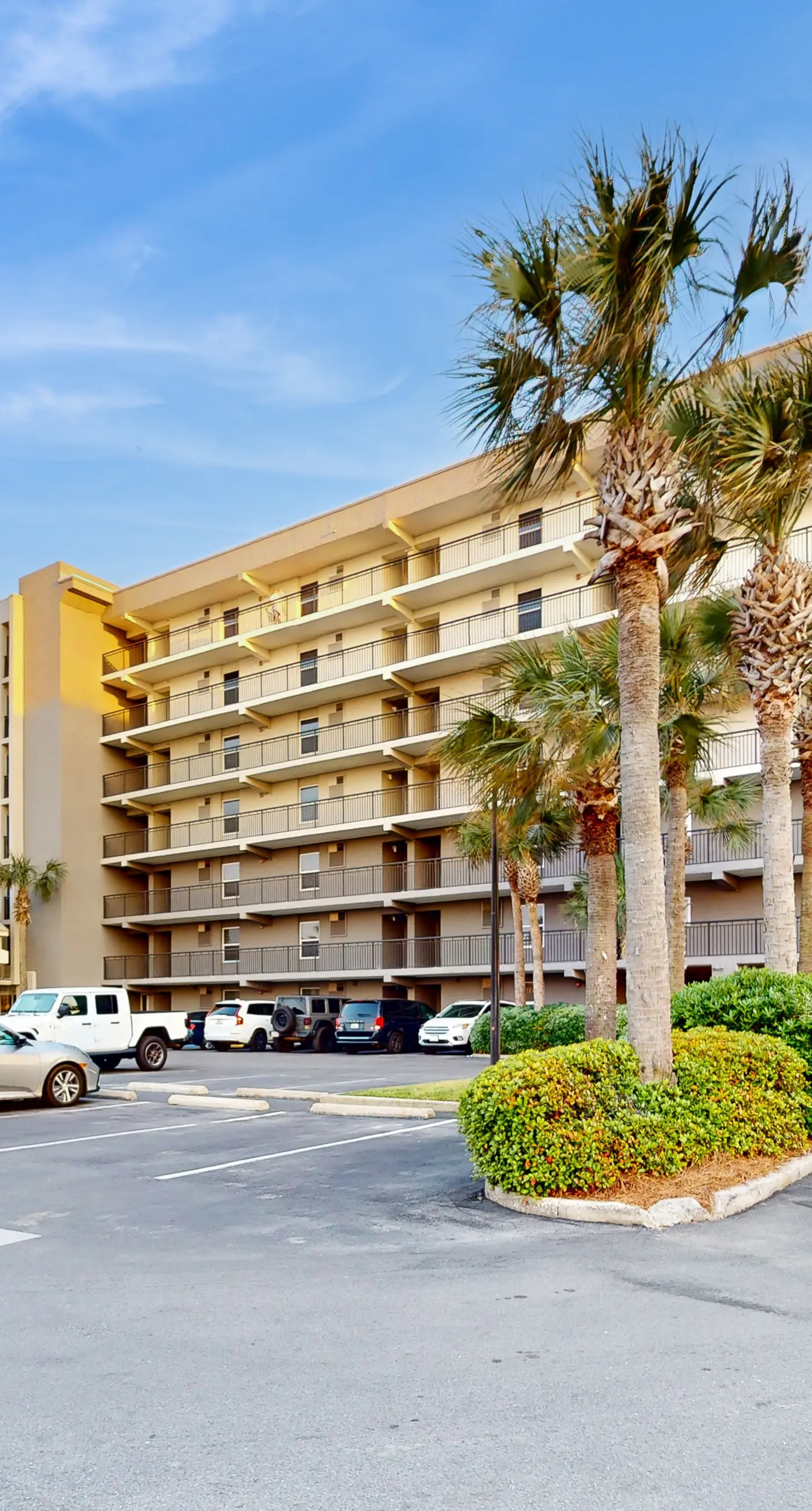 Island Echos 1L. Updated, first-floor, open, airy condo with great views - close to dining