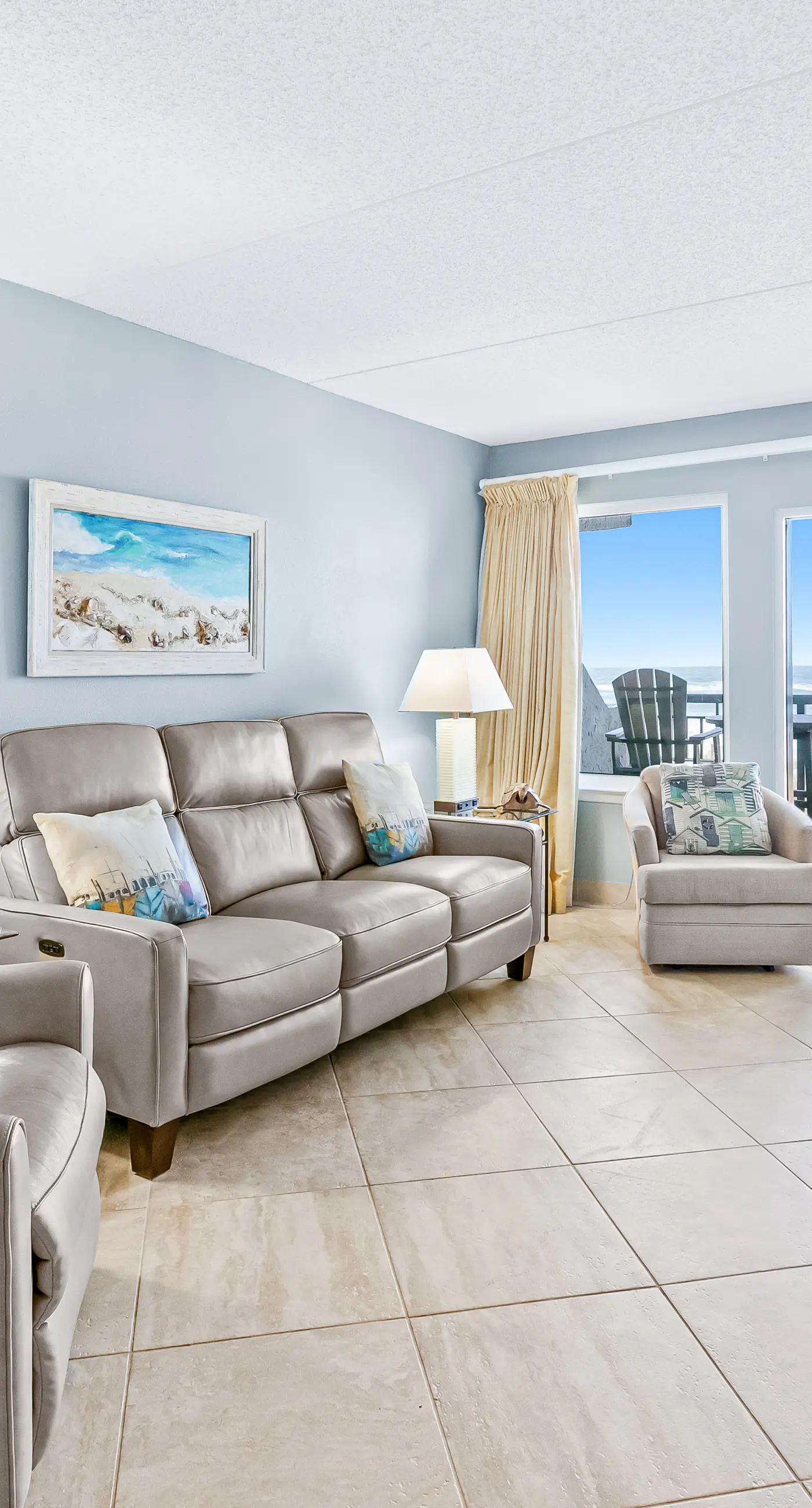Island Echos 2H  Comfortable beachfront condo with beach service - quick drive to dining