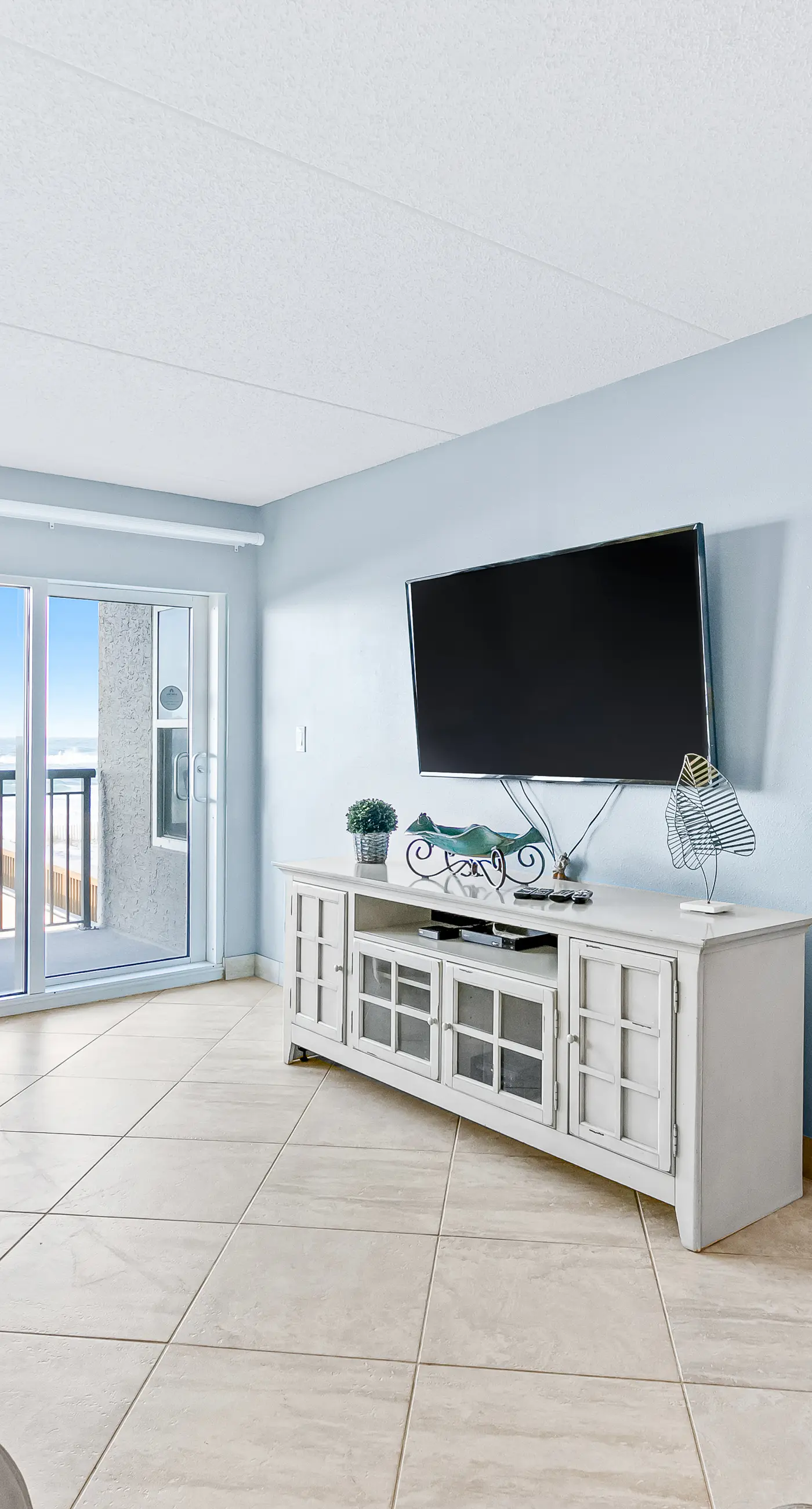 Island Echos 2H  Comfortable beachfront condo with beach service - quick drive to dining
