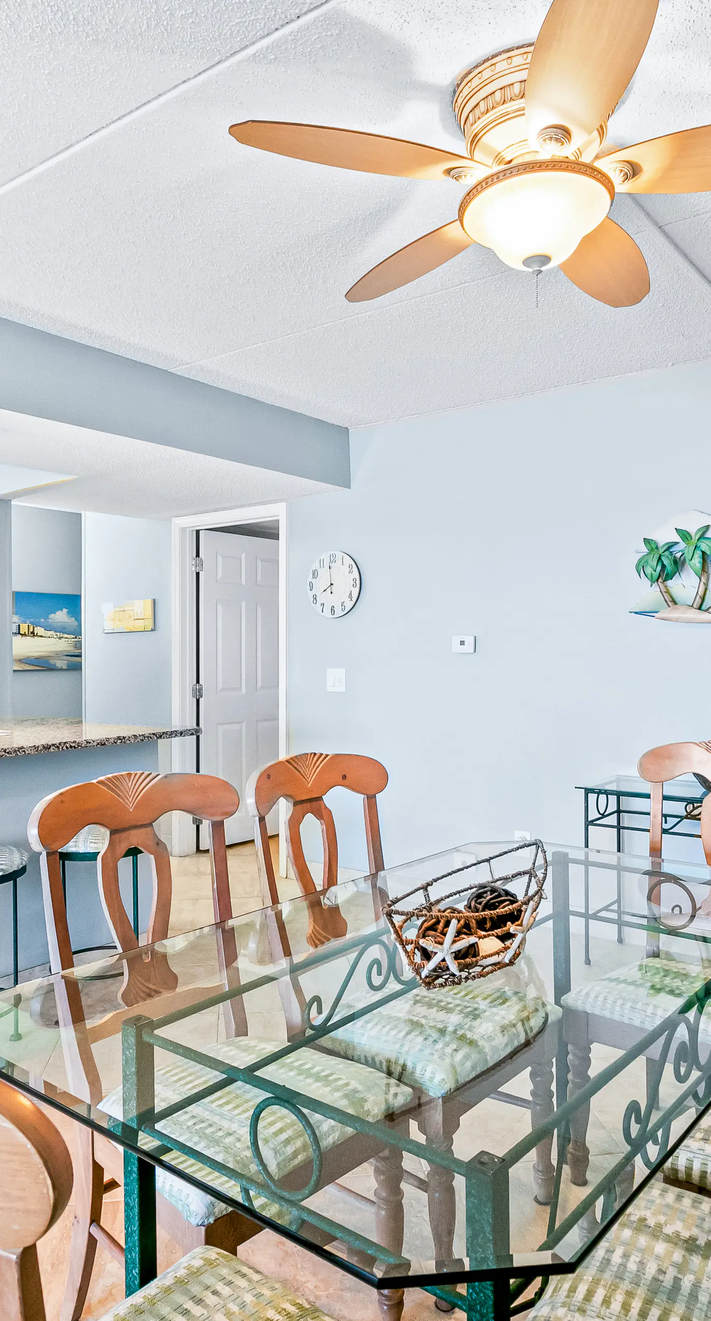 Island Echos 2H  Comfortable beachfront condo with beach service - quick drive to dining