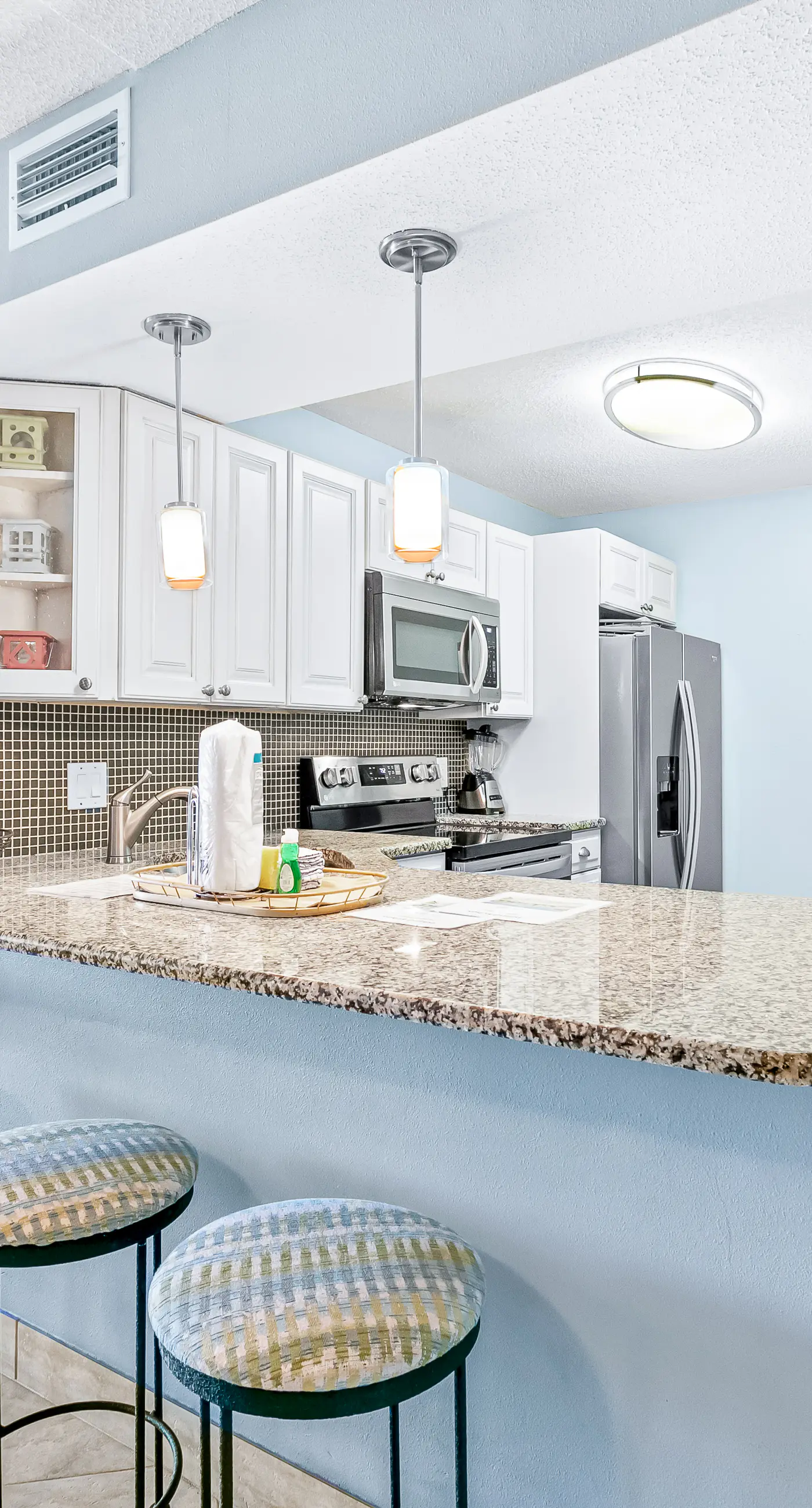 Island Echos 2H  Comfortable beachfront condo with beach service - quick drive to dining
