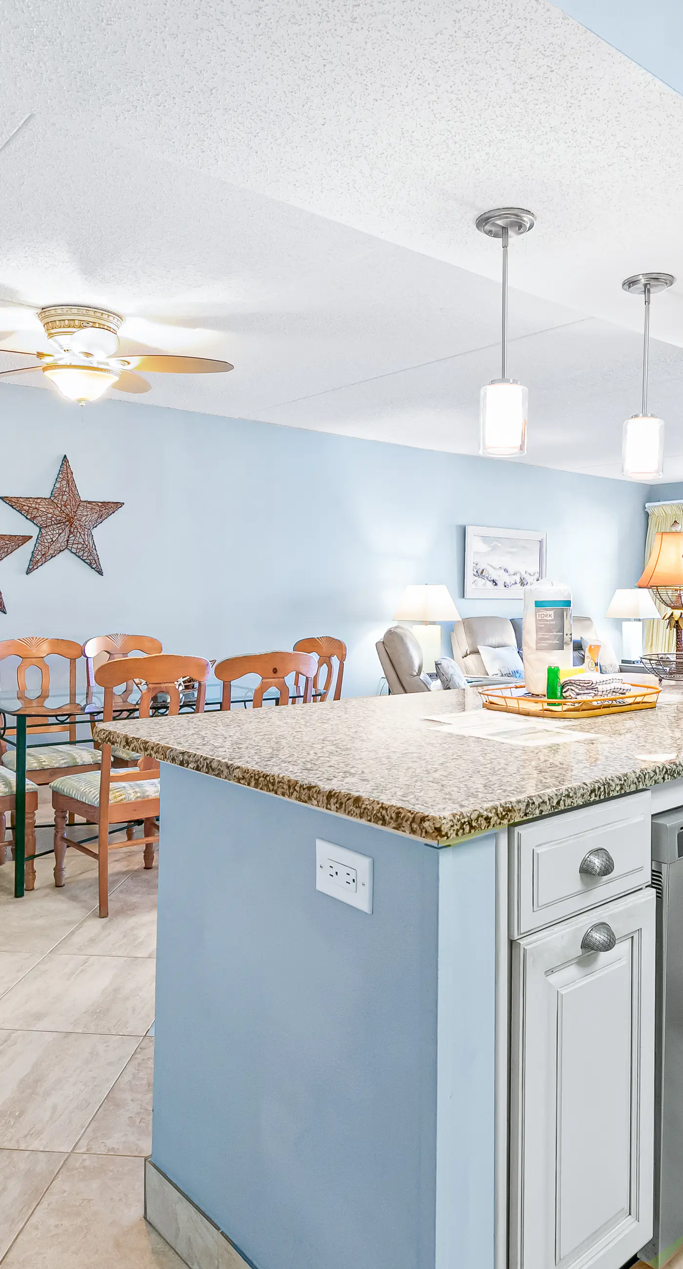 Island Echos 2H  Comfortable beachfront condo with beach service - quick drive to dining
