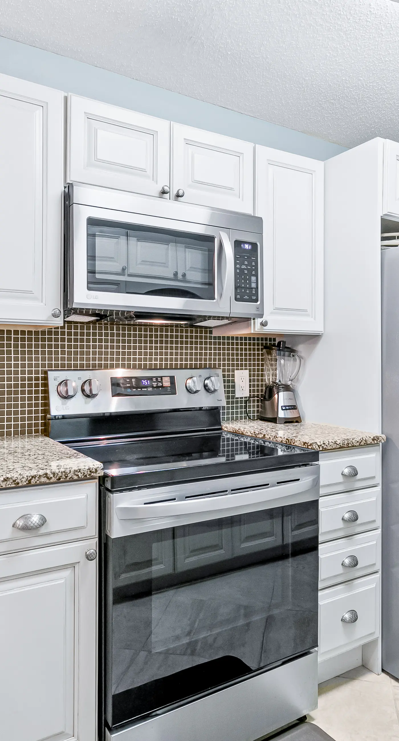 Island Echos 2H  Comfortable beachfront condo with beach service - quick drive to dining