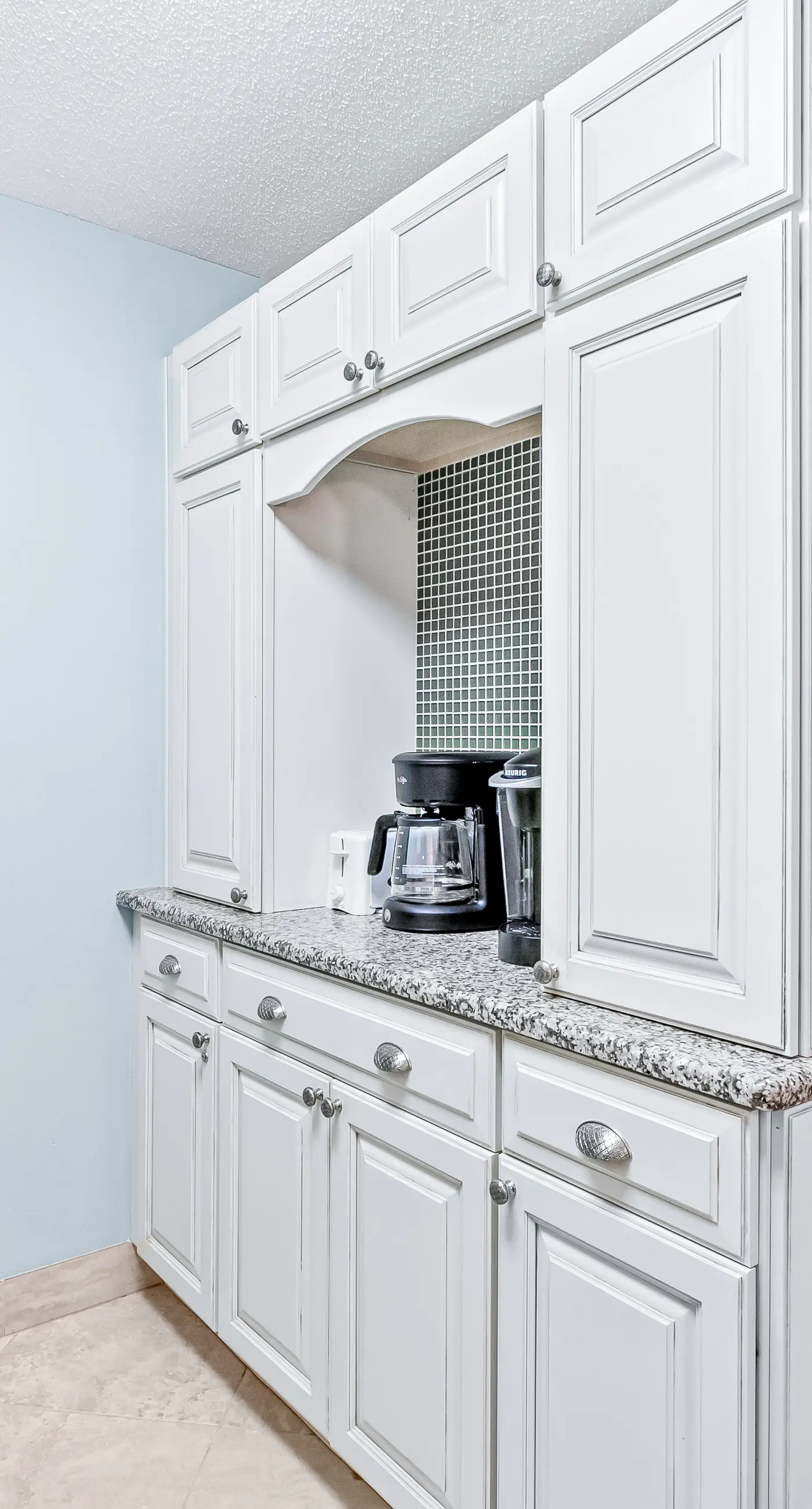 Island Echos 2H  Comfortable beachfront condo with beach service - quick drive to dining