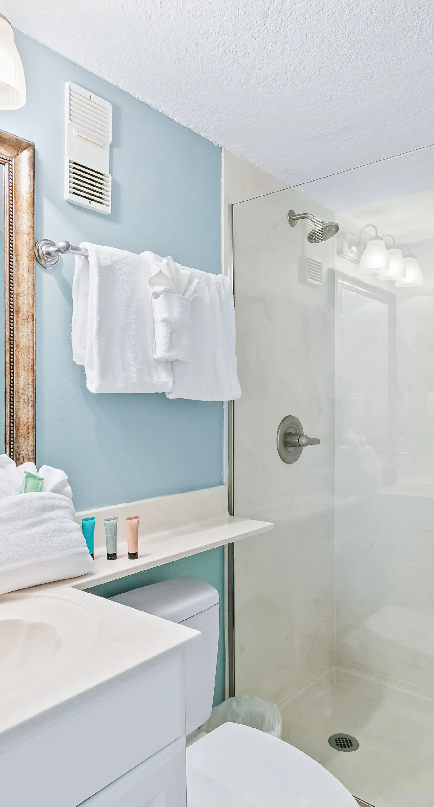 Island Echos 2H  Comfortable beachfront condo with beach service - quick drive to dining