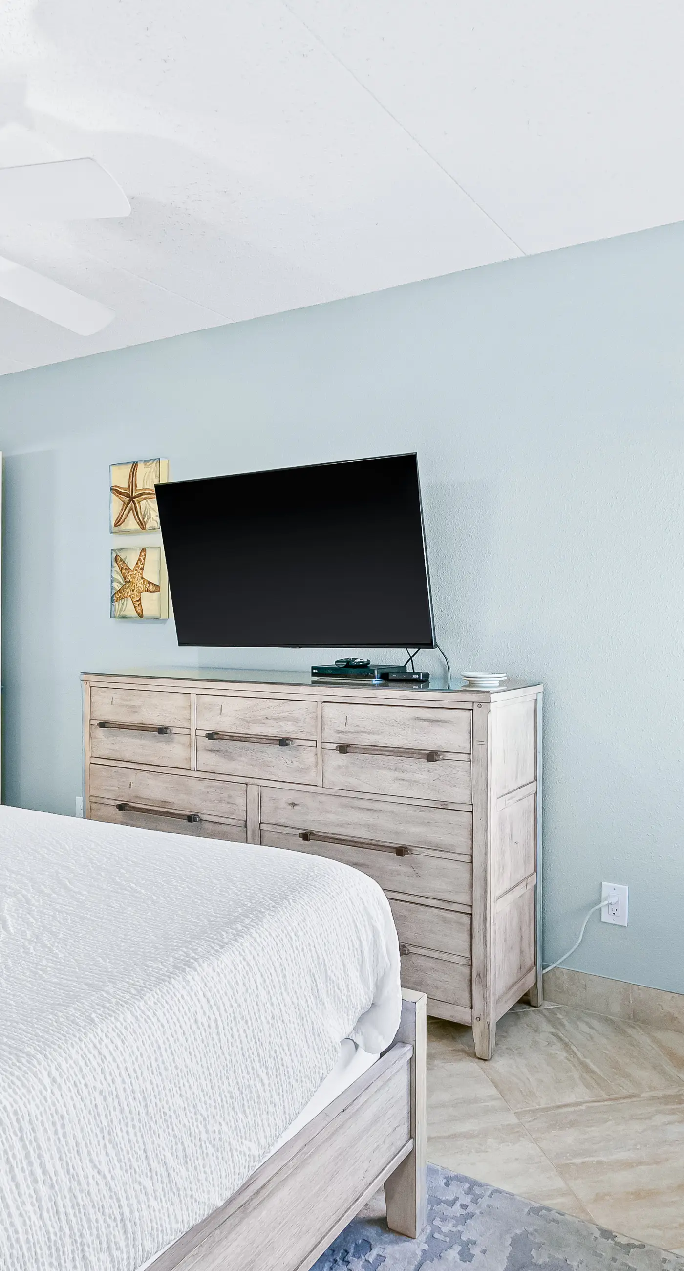 Island Echos 2H  Comfortable beachfront condo with beach service - quick drive to dining