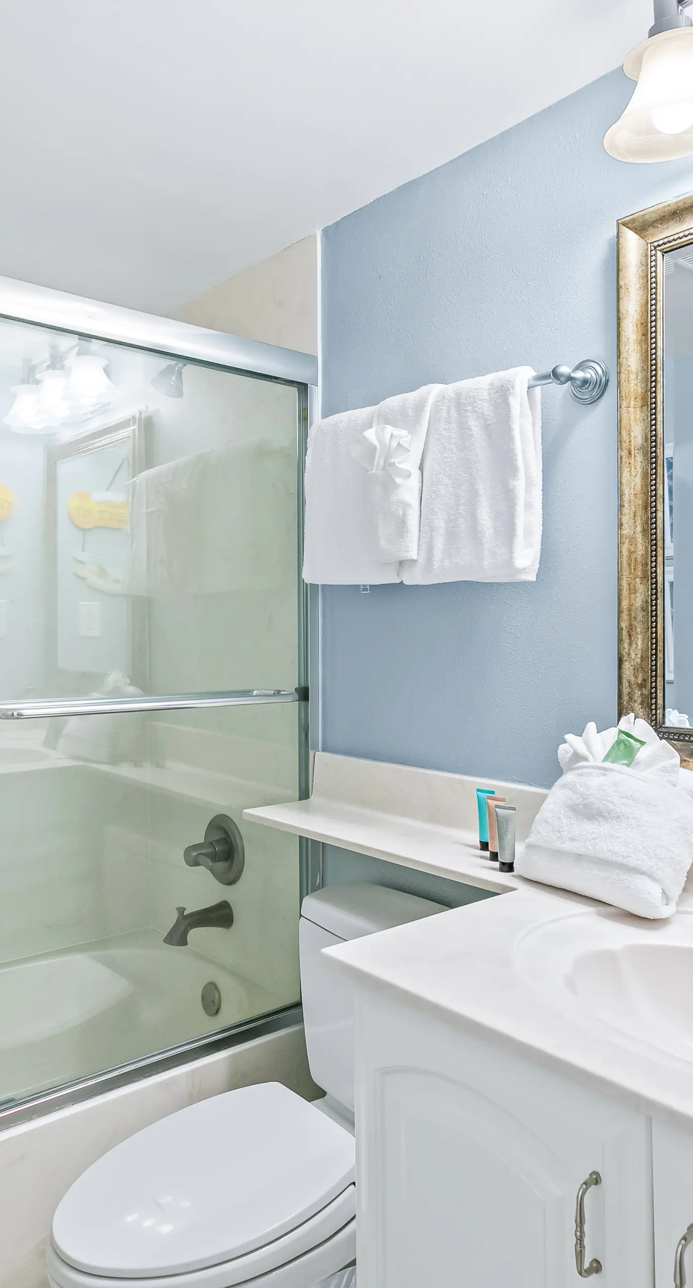 Island Echos 2H  Comfortable beachfront condo with beach service - quick drive to dining