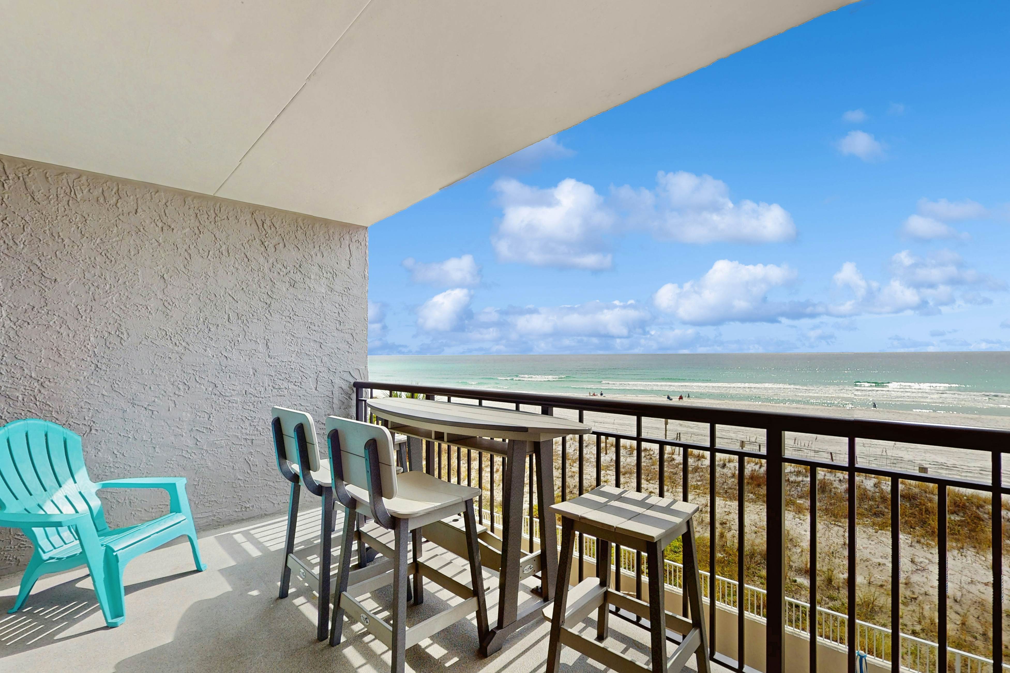Cozy Gulf-front condo with 2 beach chairs - close to entertainment