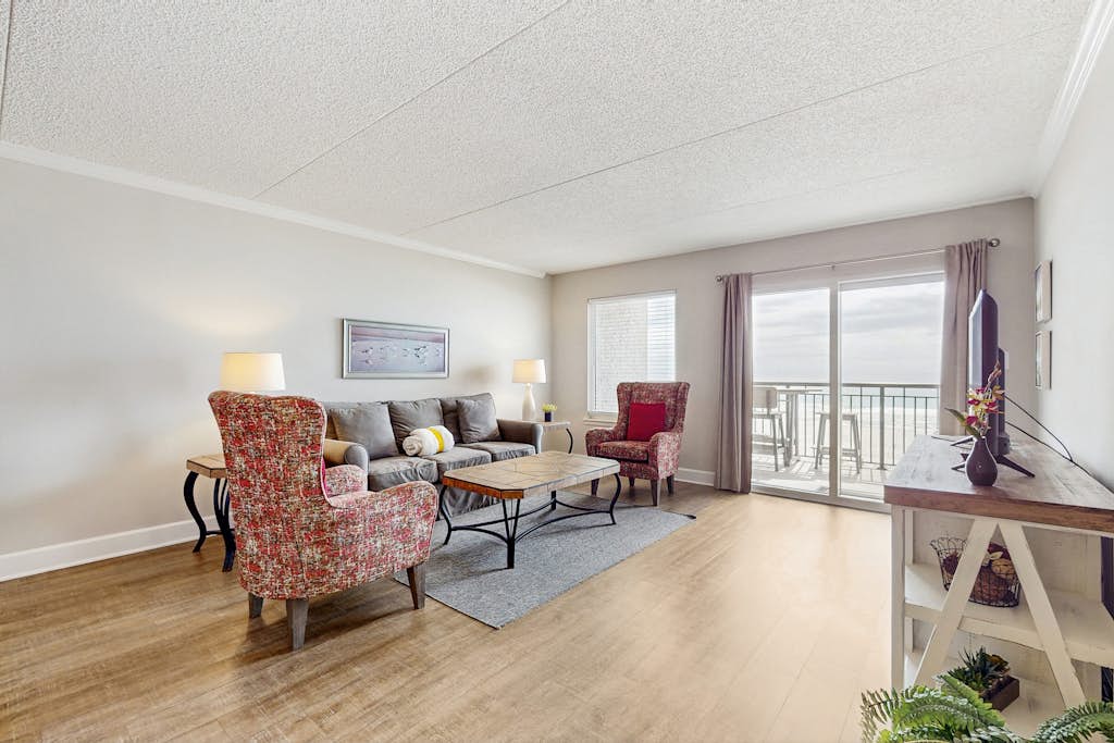 Island Echos 3P. Cozy Gulf-front condo with 2 beach chairs - close to entertainment