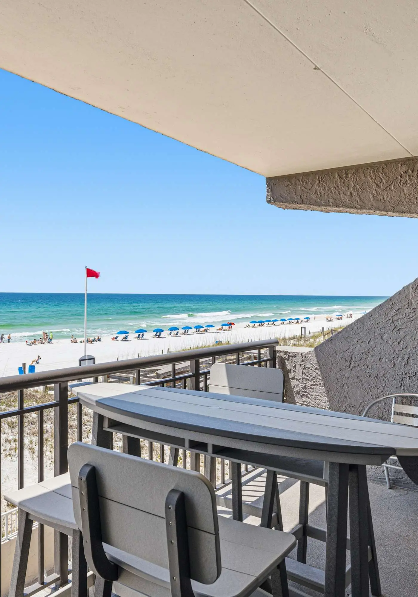 Cozy Gulf-front condo with 2 beach chairs - close to entertainment