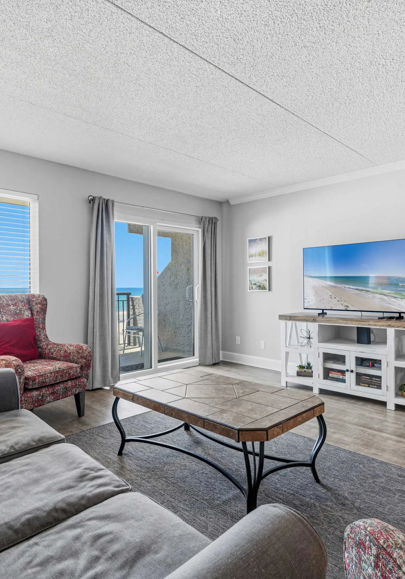 Cozy Gulf-front condo with 2 beach chairs - close to entertainment