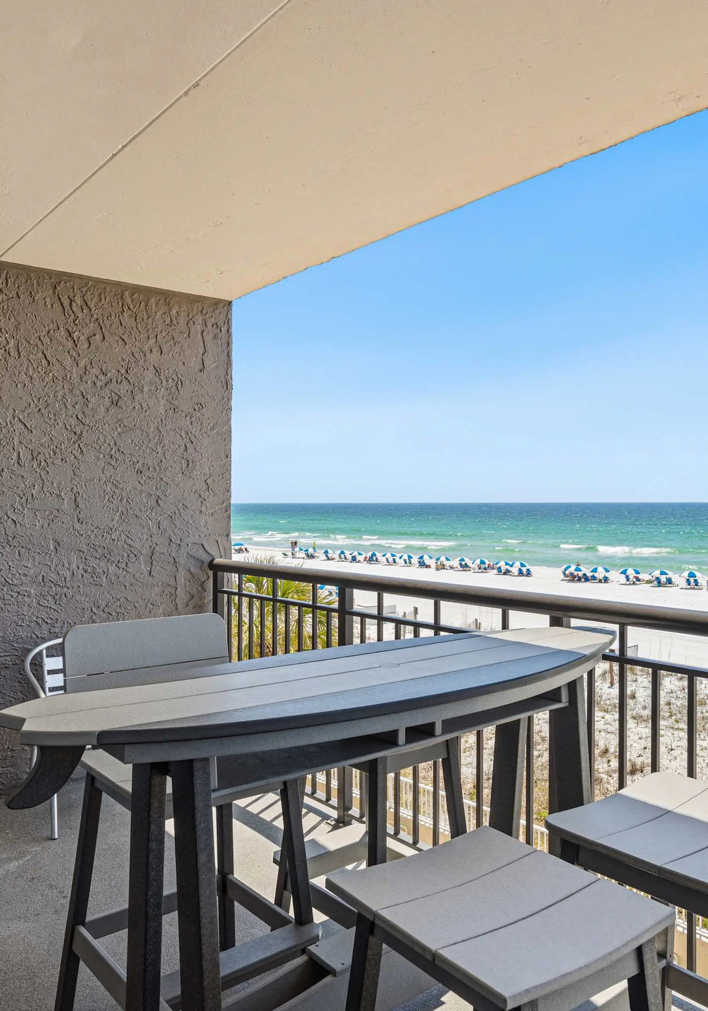 Cozy Gulf-front condo with 2 beach chairs - close to entertainment