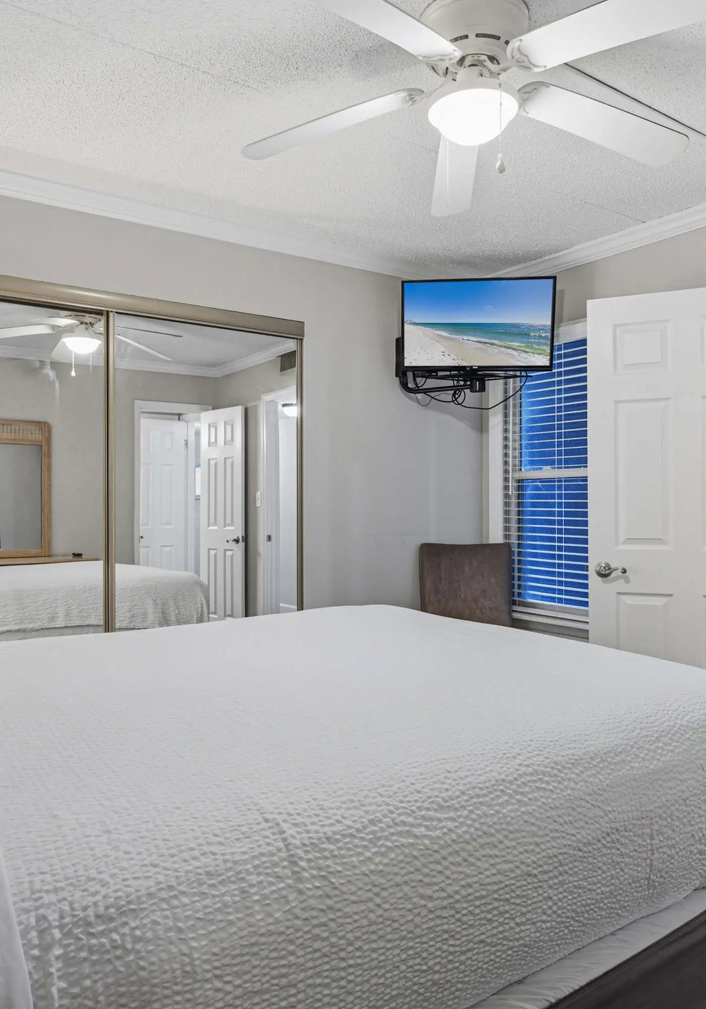 Cozy Gulf-front condo with 2 beach chairs - close to entertainment
