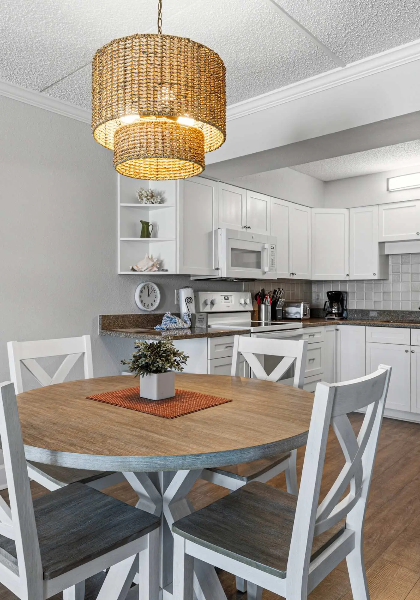 Cozy Gulf-front condo with 2 beach chairs - close to entertainment