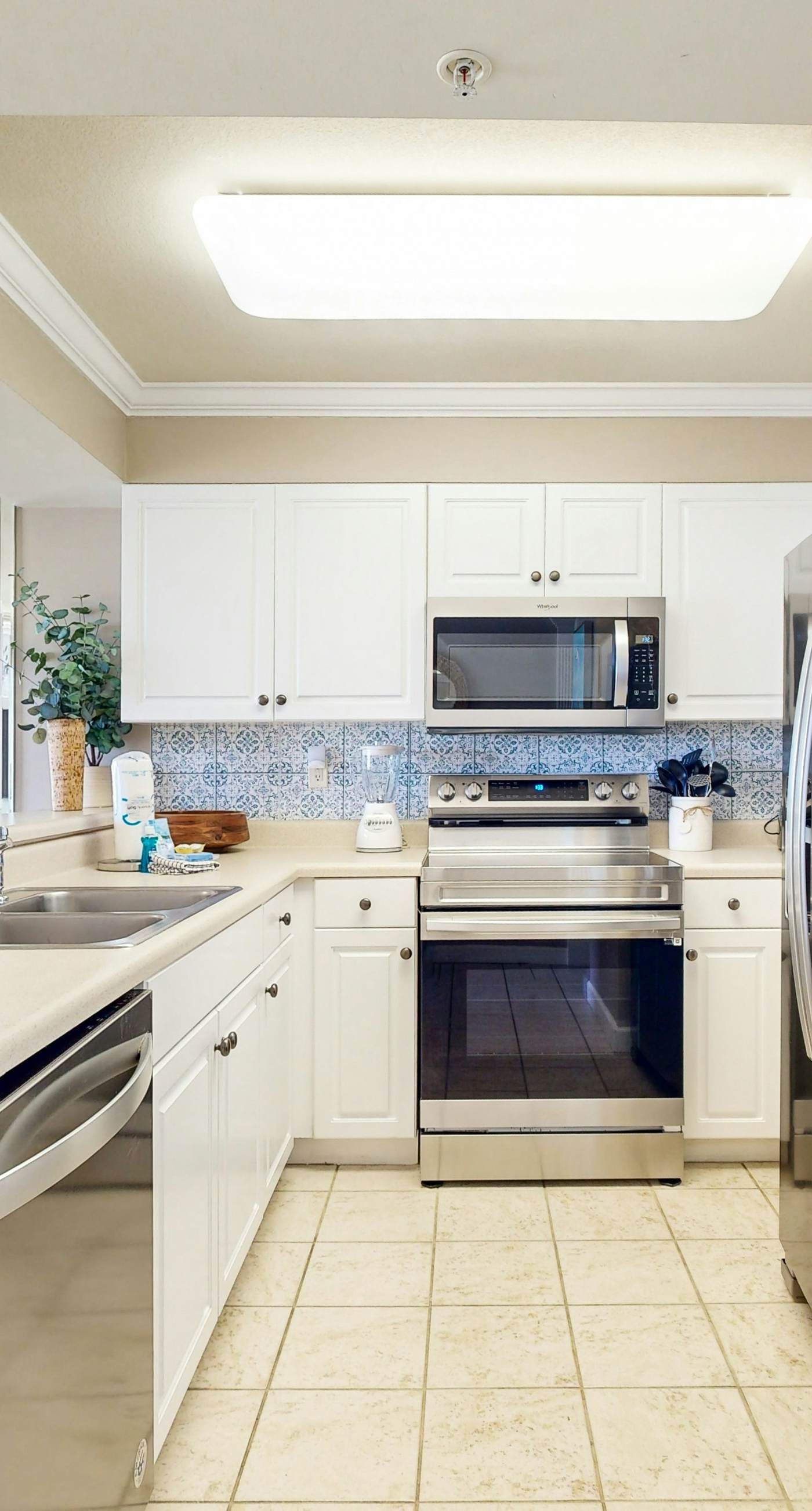 Pelican Isle 209-Stylish beach getaway with shared pool, private balcony, gulf views & fast WiFi