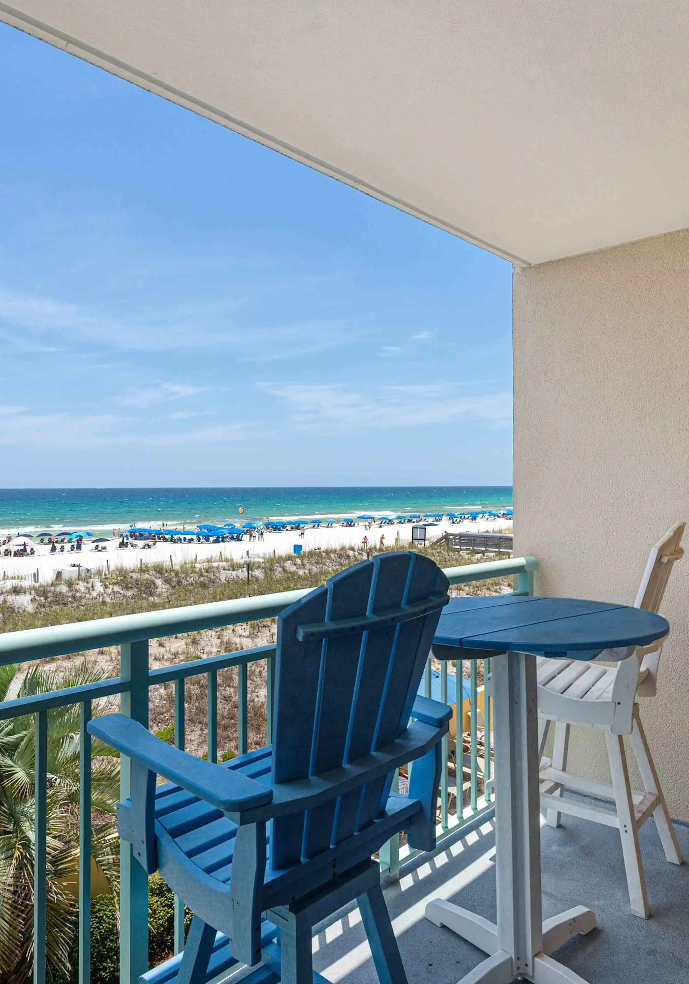 Stylish beach getaway with shared pool, private balcony, gulf views & fast WiFi