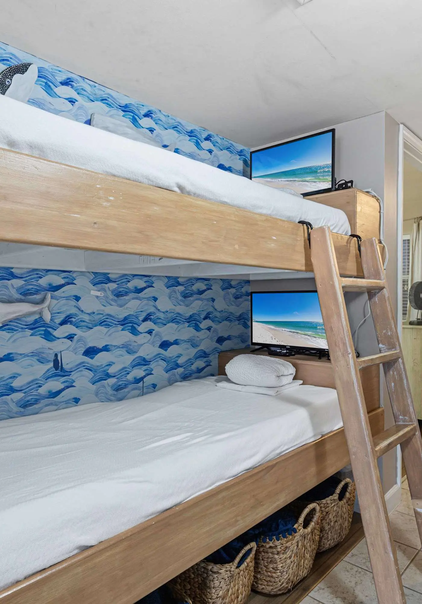 Stylish beach getaway with shared pool, private balcony, gulf views & fast WiFi