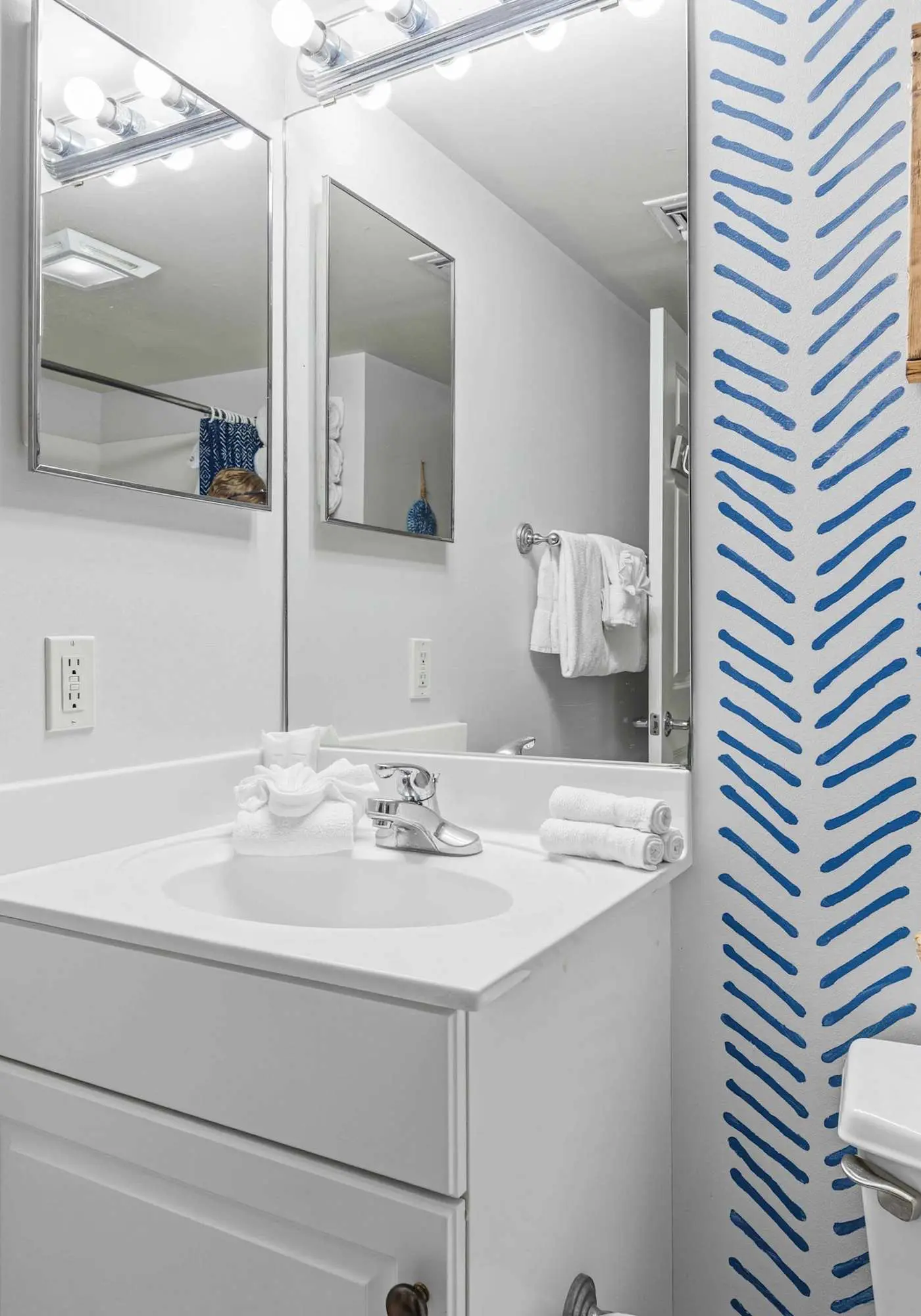 Stylish beach getaway with shared pool, private balcony, gulf views & fast WiFi