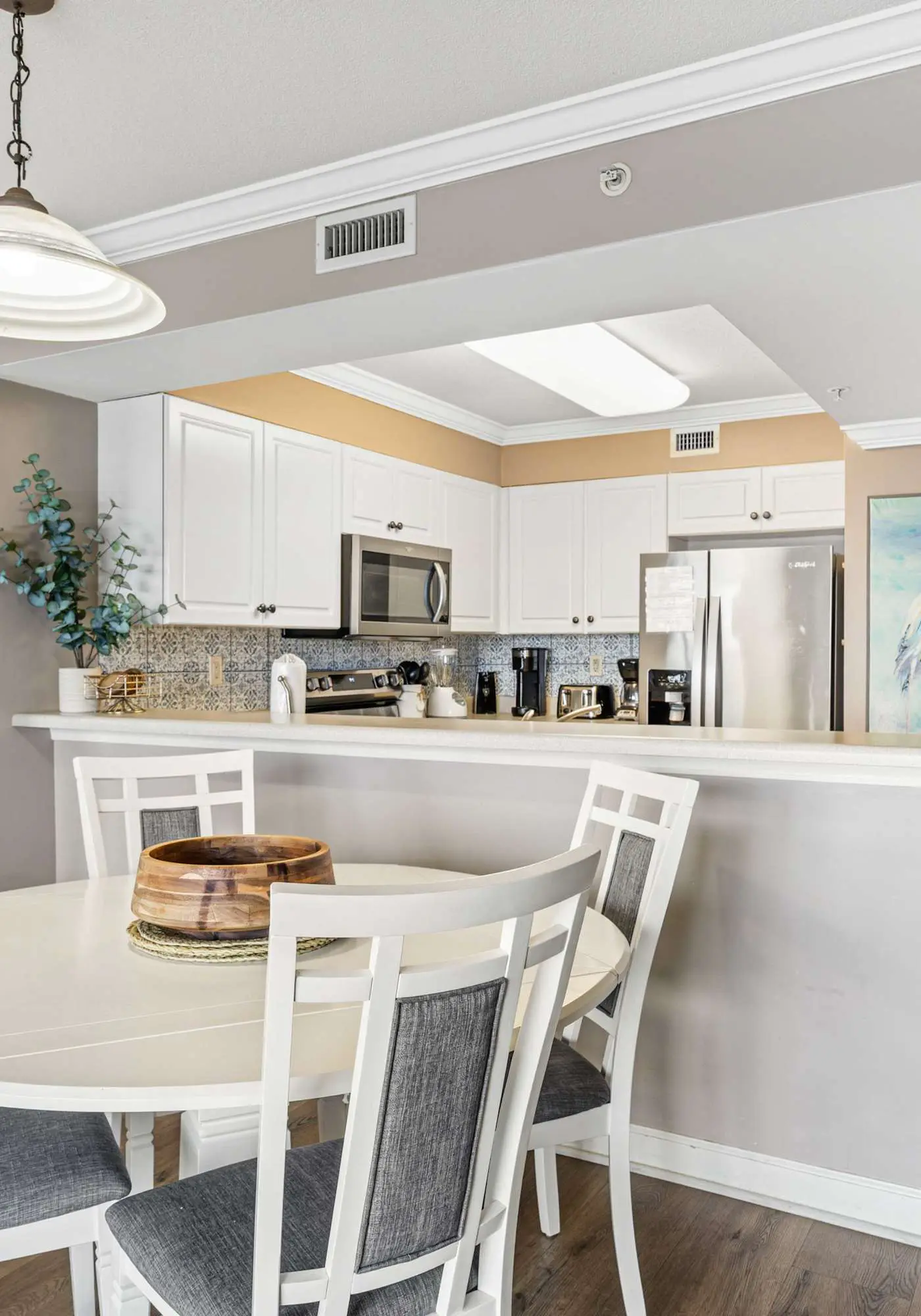 Stylish beach getaway with shared pool, private balcony, gulf views & fast WiFi