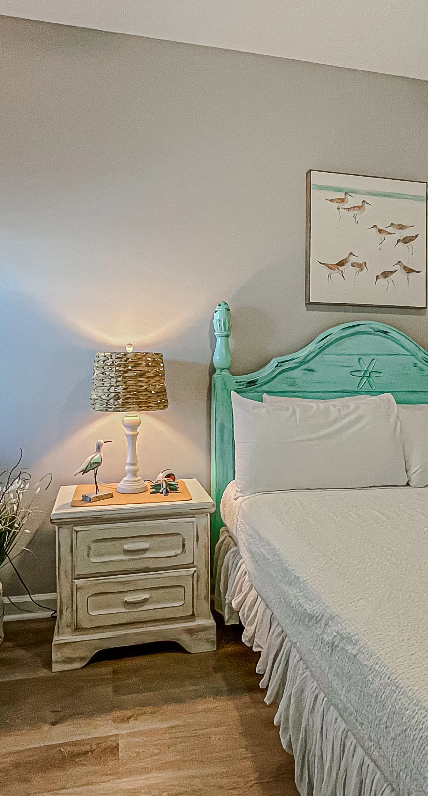 Beautifully decorated oceanfront condo with resort pool, & huge walk-in showers